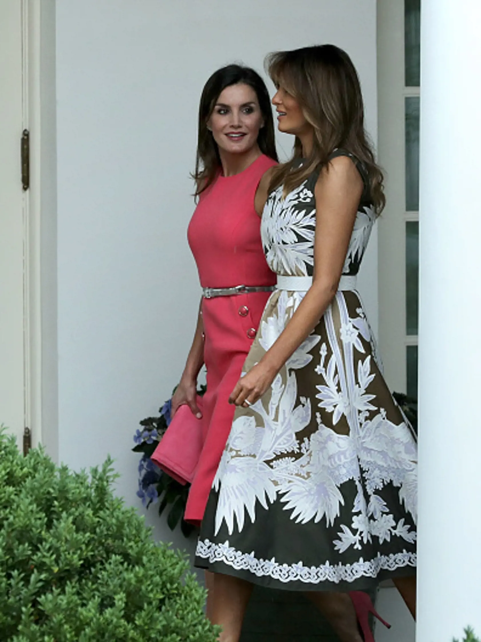 WASHINGTON, DC - JUNE 19:  U.S. first lady Melania Trump (R) and Queen Letizia of Spain walk along the Rose Garden Colonnade before entering the Oval Office at the White House June 19, 2018 in Washington, DC. The Spanish royals visited San Antonio, Texas, and New Orleans, Louisiana, before traveling to Washington to meeting with Trump.  (Photo by Chip Somodevilla/Getty Images)