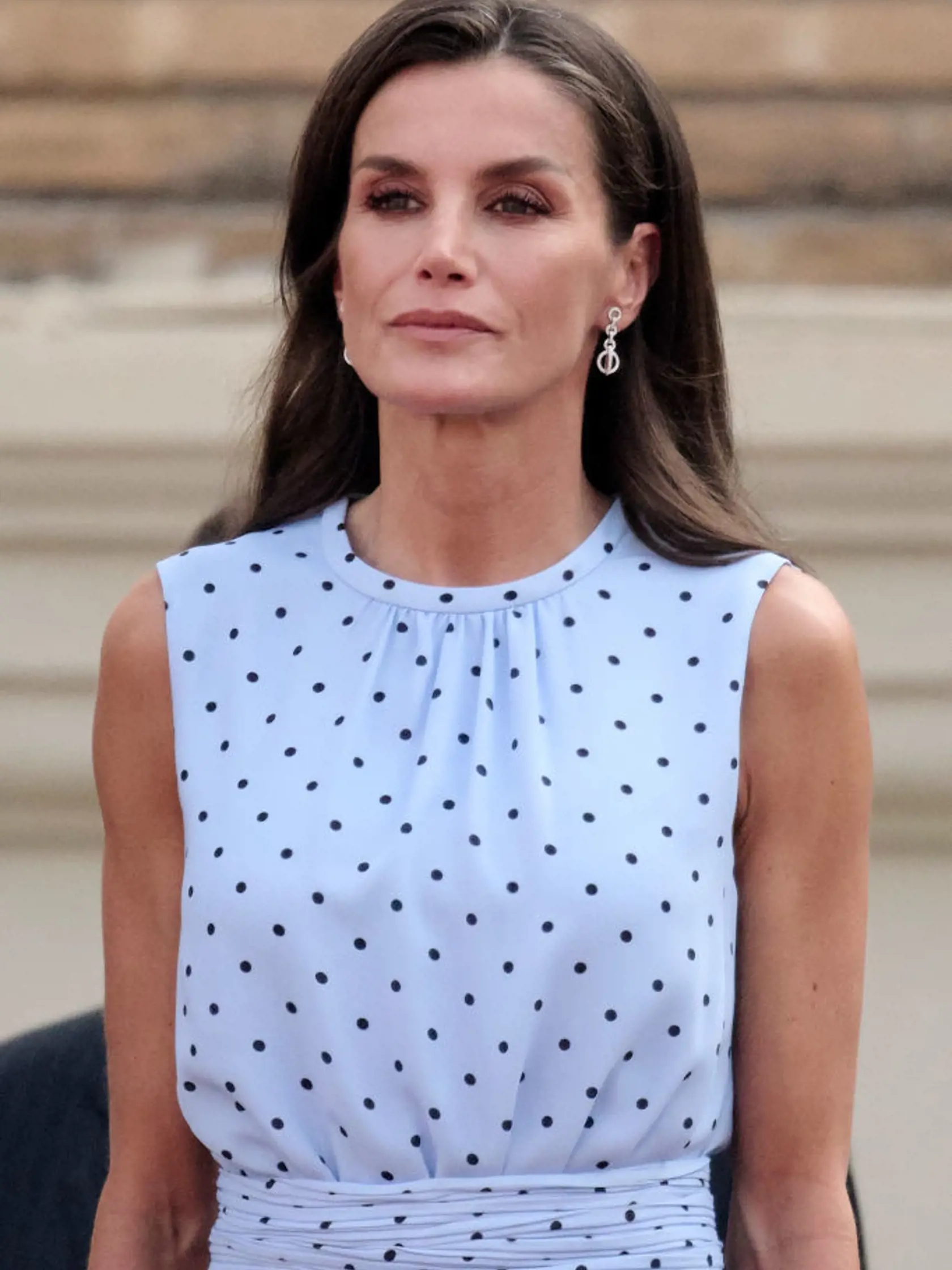 Španielska kráľovná Letizia pravidelne dvíha činky, preto si bez problémov môže dovoliť šaty, ktoré jej odhaľujú ramená.