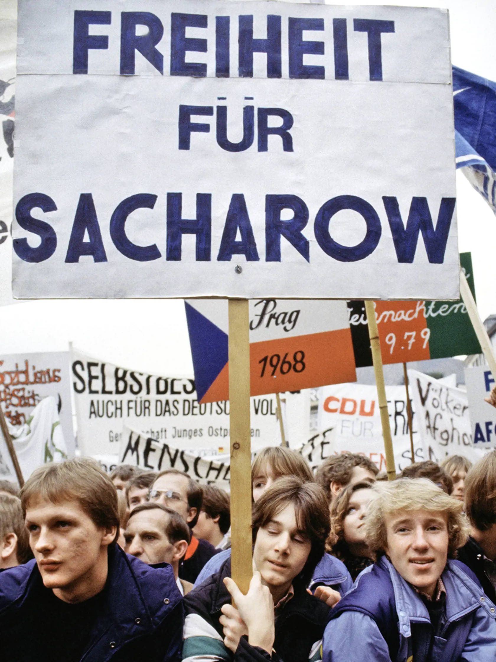 Hneď po jeho zatknutí v roku 1980 sa rozpútali demonštrácie. V Nemecku žiadali jeho okamžité prepustenie z domáceho väzenia.