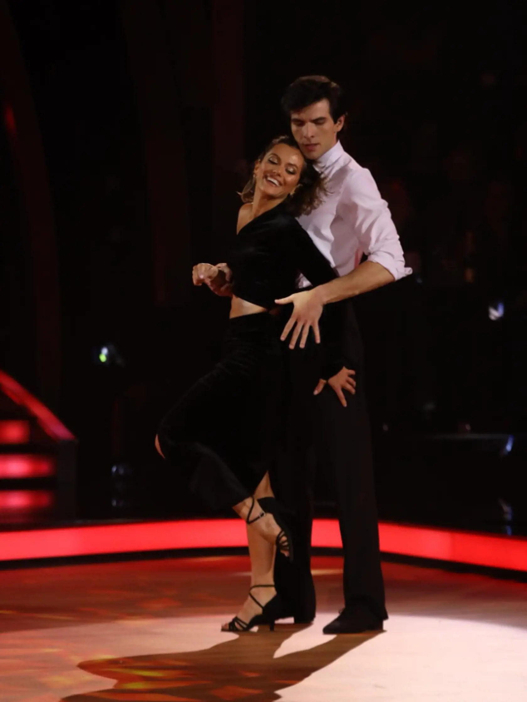 Tango ako vystrihnuté z filmu Pán a pani Smithovci zatancovali Kristián Baran 
 a Dominika Rošková v treťom kole tanečnej šou.