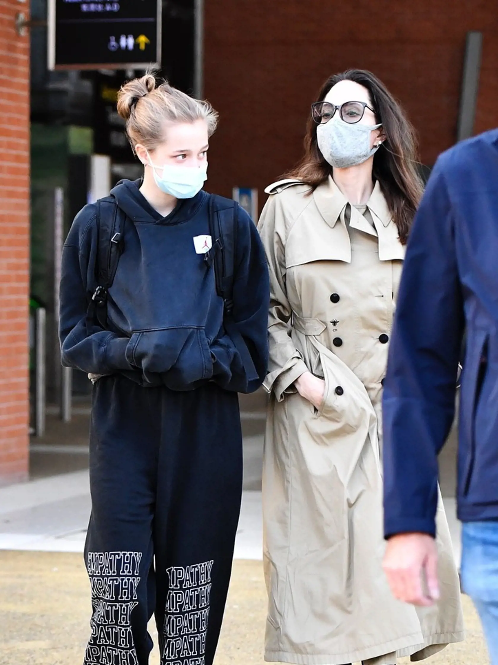 Americká herečka Angelina Jolie s dcérou Shiloh v Benátkach.