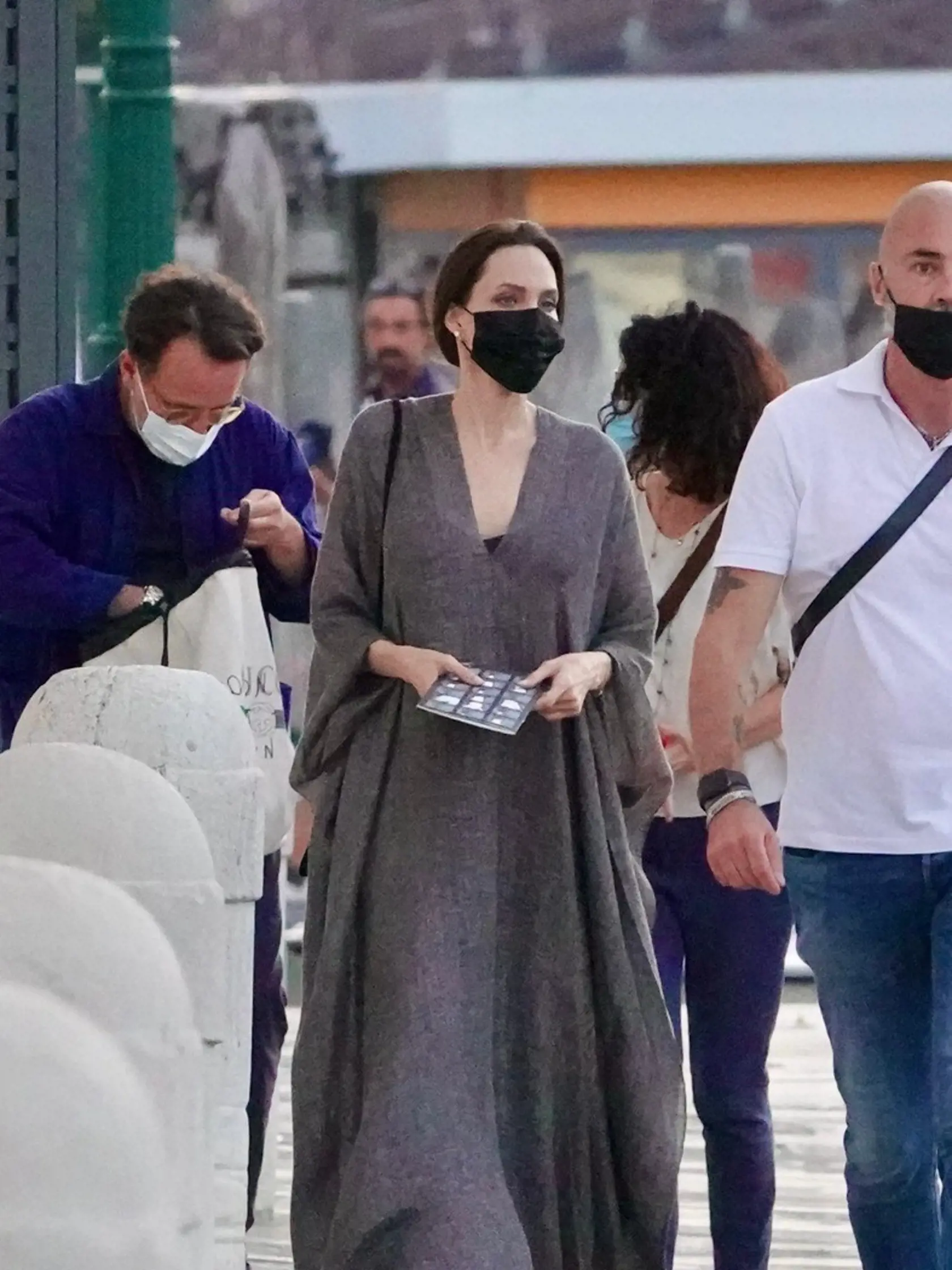 Tento rok je mimoriadne plodným obdobím na celebritné dovolenky v Európe. Po Jennifer Lopez, Kim Kardashian či Katy Perry zlákali krásy európskych miest aj herečku Angelinu Jolie, ktorá sa objavila v historických Benátkach.