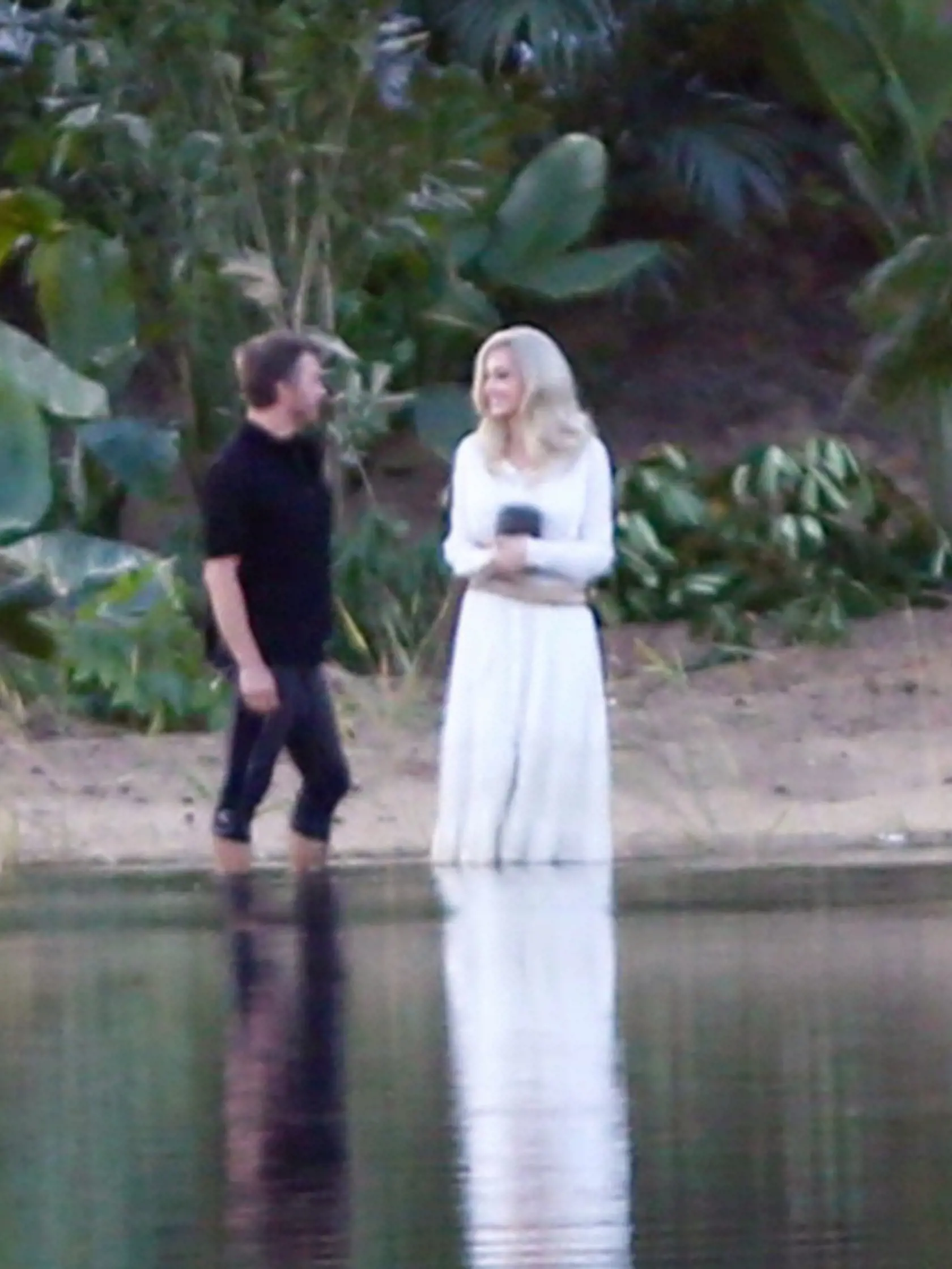 Angelina Jolie pre postavu odvážnej Theny prešla radikálnou premenou. Jej tmavú hrivu totiž vystriedala platinová blond a my musíme uznať, že herečka už dávno nevyzerala tak sexi a spokojne.