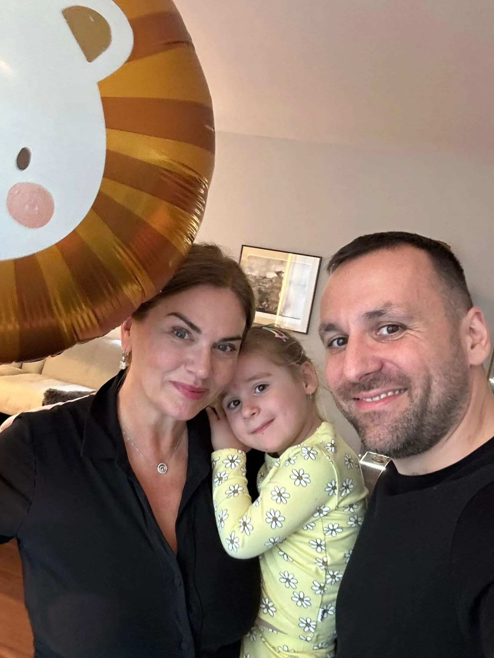 Europoslankyňa Monika Beňová (Smer) na MDD ukázala prostredníctvom sociálnej siete partnera a svojho najmladšieho dcérku, ktorá 1. novembra oslávi 3 roky. „Naša Lea si poprosila ako darček balón a vybrala si leva😊verím, že aj váš dnešný deň bol veselý a príjemný v kruhu vašich lások🙏🏻 prežite aj večer príjemný a pohodový," odkázala Beňová.