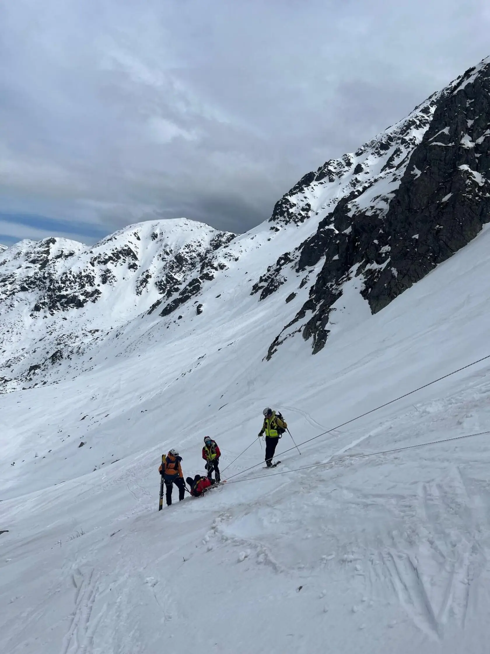 Horskí záchranári z Oblastného strediska Nízke Tatry pomáhali v nedeľu dvom lyžiarom, ktorých zranenia si vyžiadali transport vrtuľníkom. Informovala o tom Horská záchranná služba (HZS) na svojej webovej stránke.