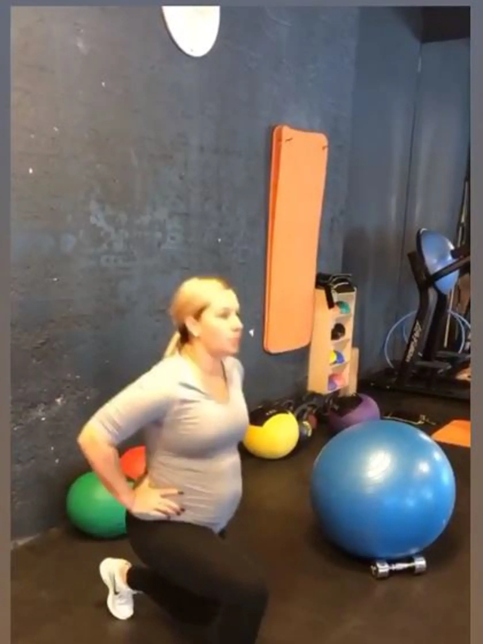 Bývalá slovenská tenistka Dominika Cibulková nezaháľa ani počas tehotenstva a tvrdo zarezáva v posilňovni.