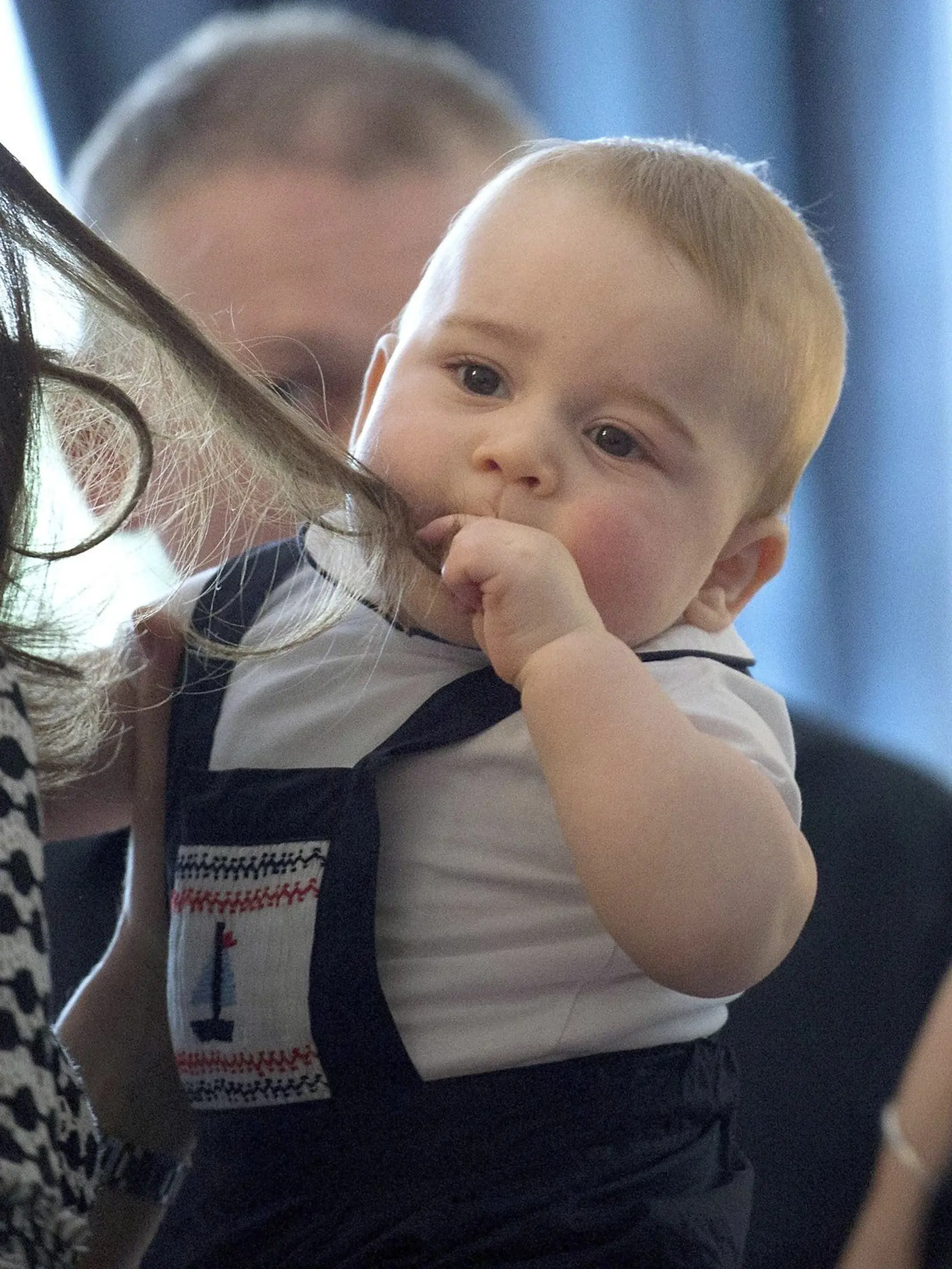 Takto si nezbedný George pochutnával na vlasoch