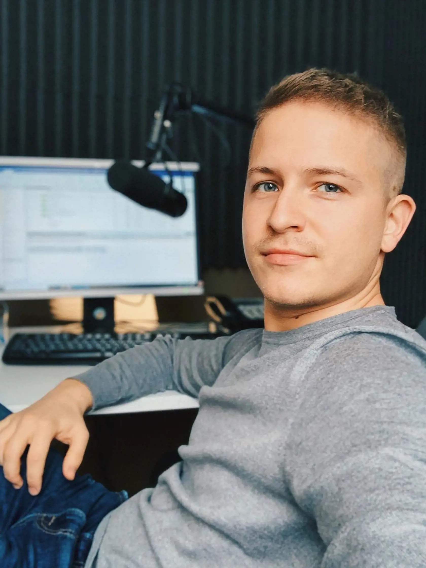“V Teleráne som 7 rokov, takže to vnímam ako príjemnú zmenu. Ponuku som prijal s pokorou a rešpektom. Škoda len, že sa to deje za takých okolností, aké momentálne zažívame. Na začiatku mimoriadnej relácie som cítil adrenalín, ten mám v živom vysielaní rád. V zásade sa ale nič nezmenilo, pretože tak ako v Ranných Televíznych novinách, aj v ďalších spravodajských reláciách je systém podobný a cieľ rovnaký - ponúknuť divákom všetky overené informácie na jednom mieste,” povedal nám.