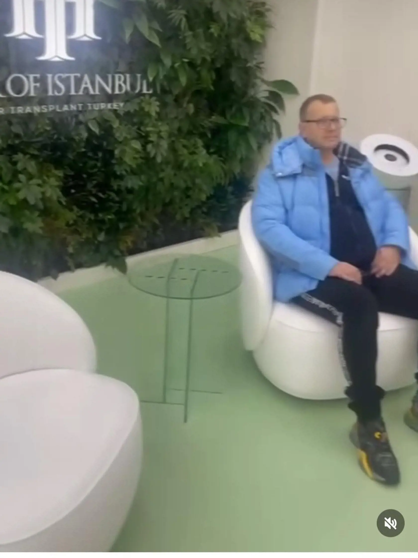 Boris si to namieril rovno na estetickú kliniku, kde sa venujú transplantácií vlasov.