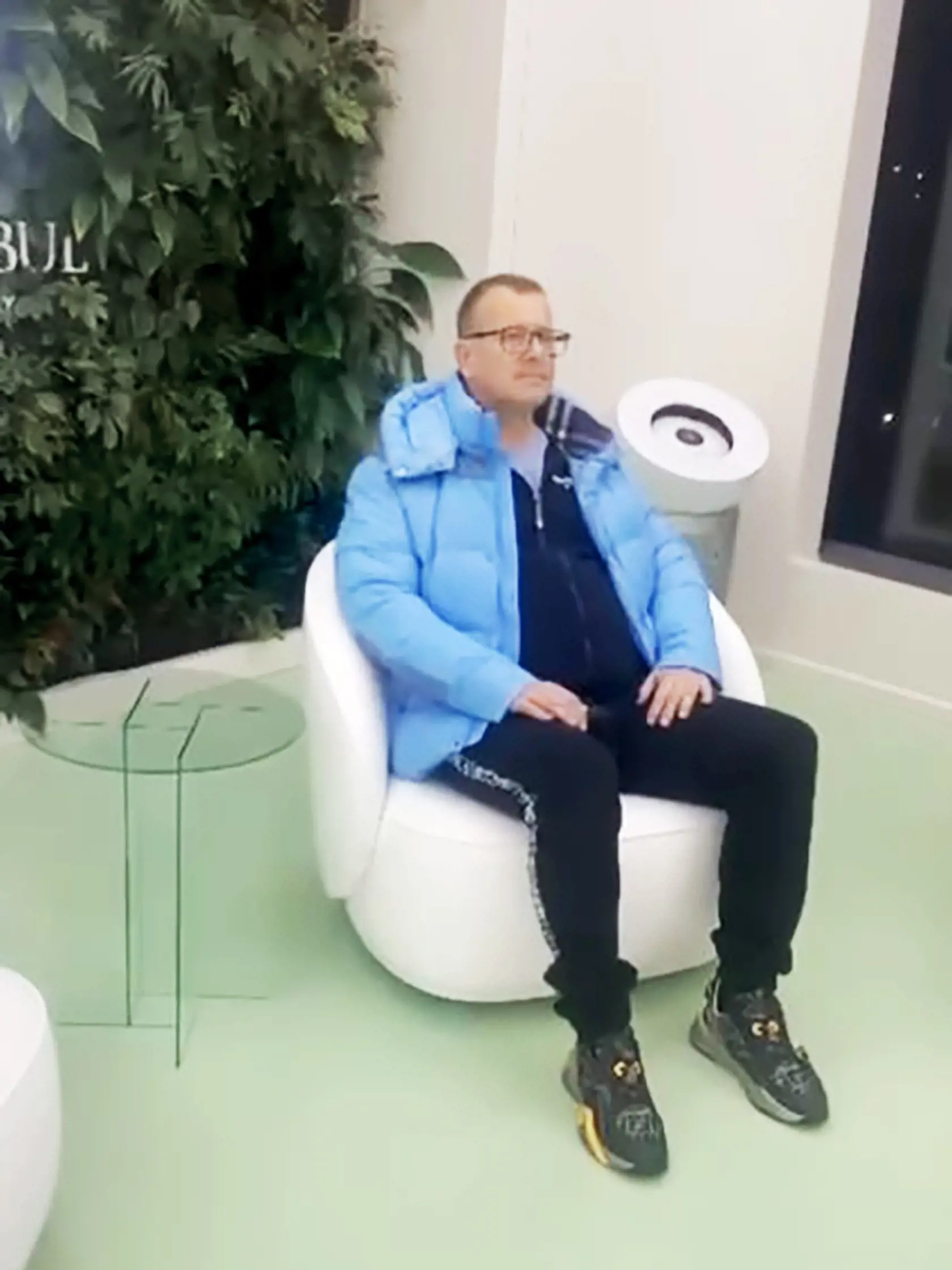 Zatúžil po zmene. Expolitik sa rozhodol podstúpiť zákrok v zahraničí. Vybavila mu ho jeho partnerka.