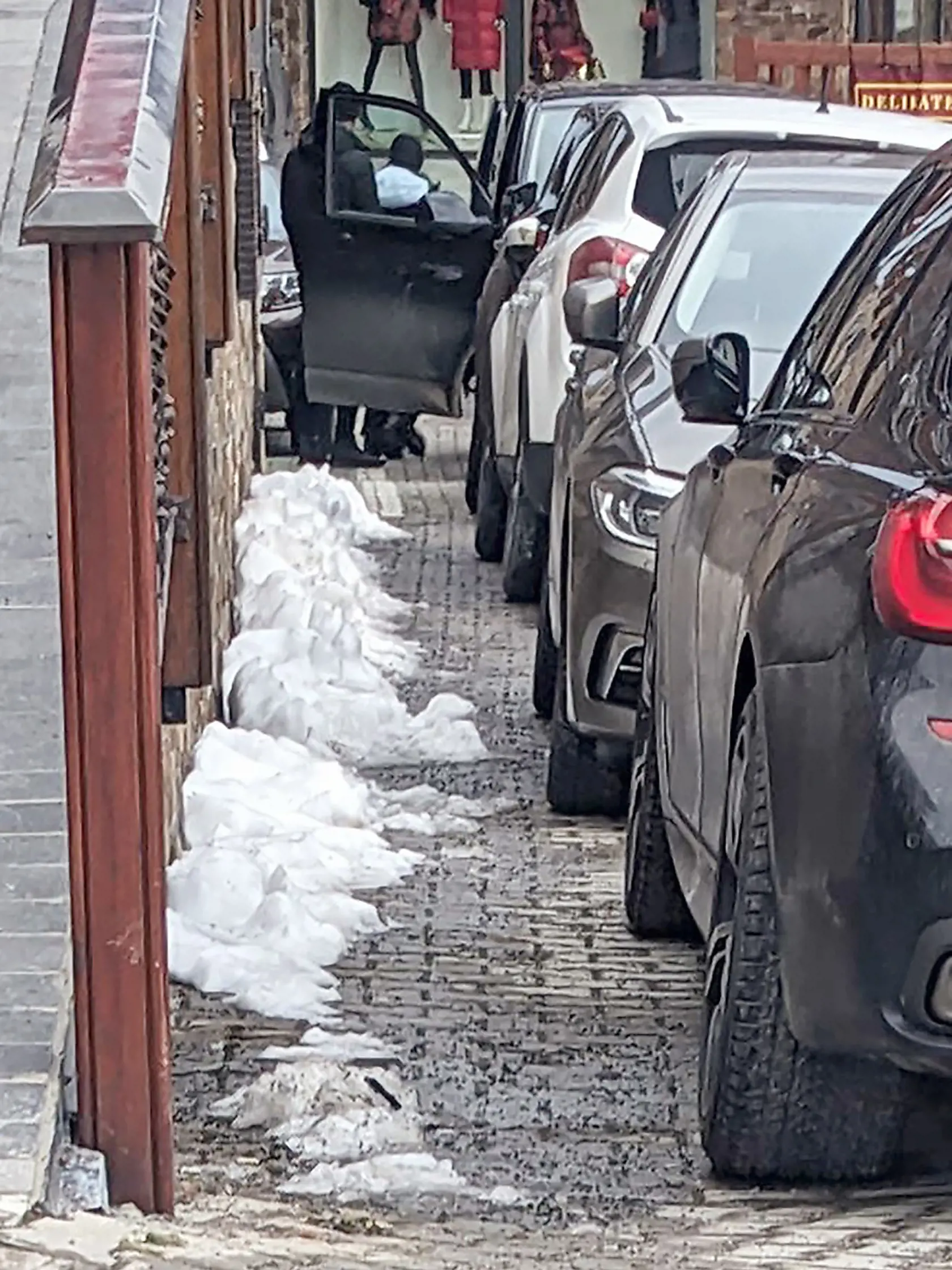 S ochrankou a so šoférom. Kollár sa stále vyváža v štátnom vozidle.