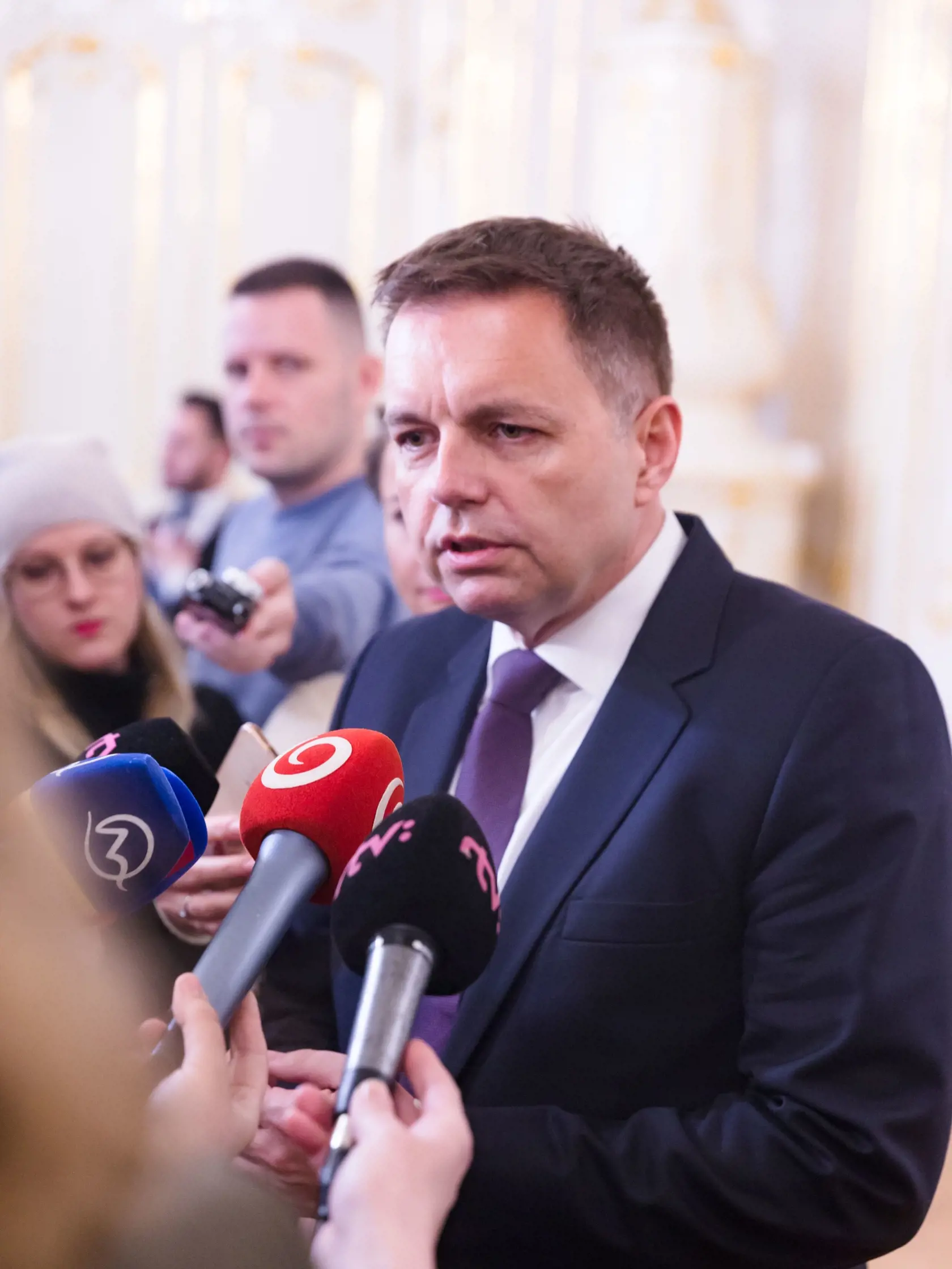 Peter Kažimír podal demisiu, na poste ministra financií skončil.