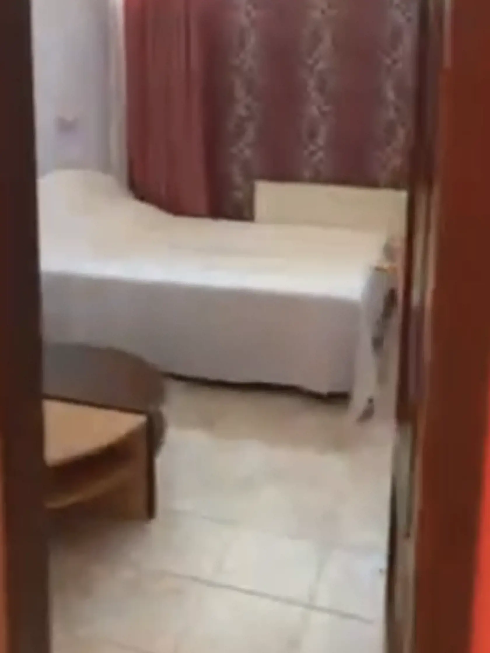 Matúš Vallo ukazuje bývalý erotický salón: "Postele ponúkame za odvoz."