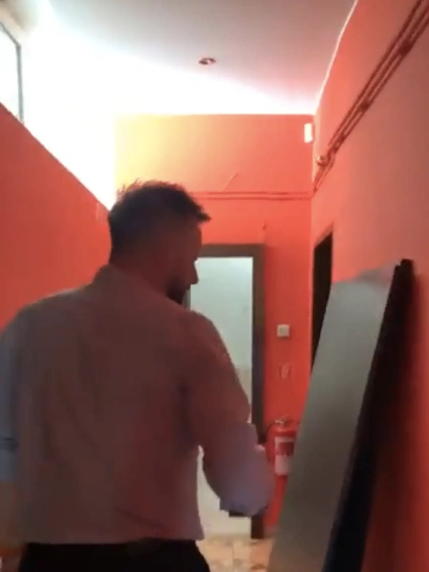 Matúš Vallo ukazuje bývalý erotický salón: Červené steny snáď do budúcna zmenia farbu.