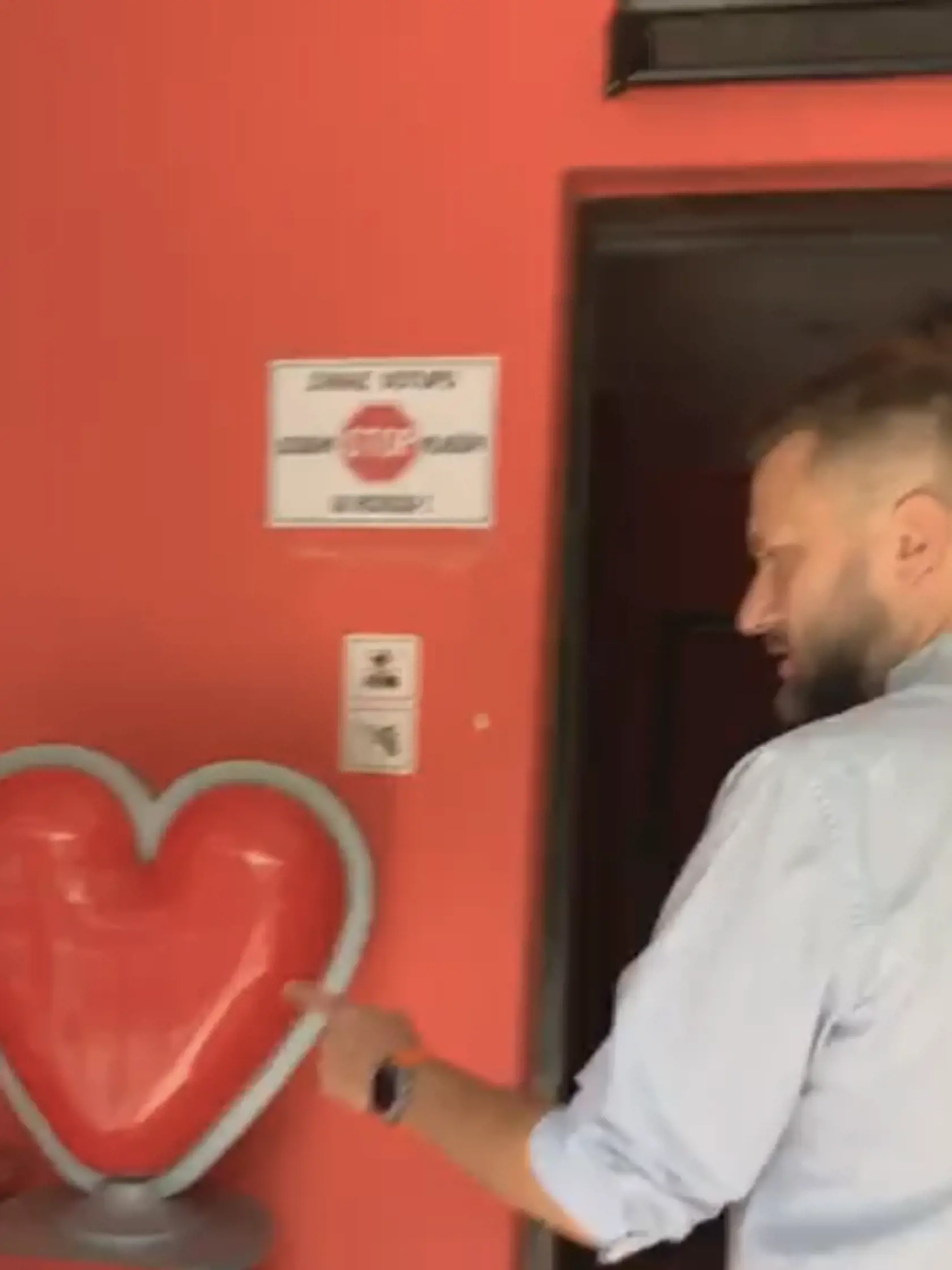 Matúš Vallo ukazuje bývalý erotický salón: Srdce podľa primátora mestu nepatrí.