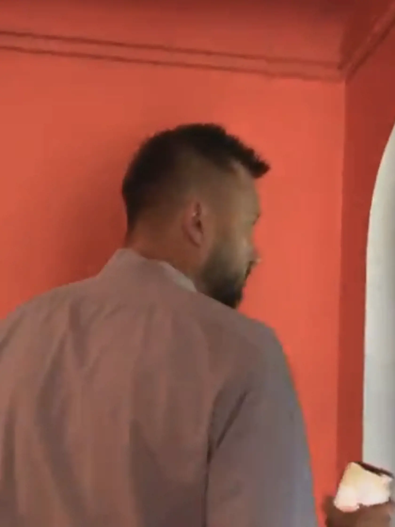 Matúš Vallo ukazuje bývalý erotický salón: Červené steny snáď do budúcna zmenia farbu.