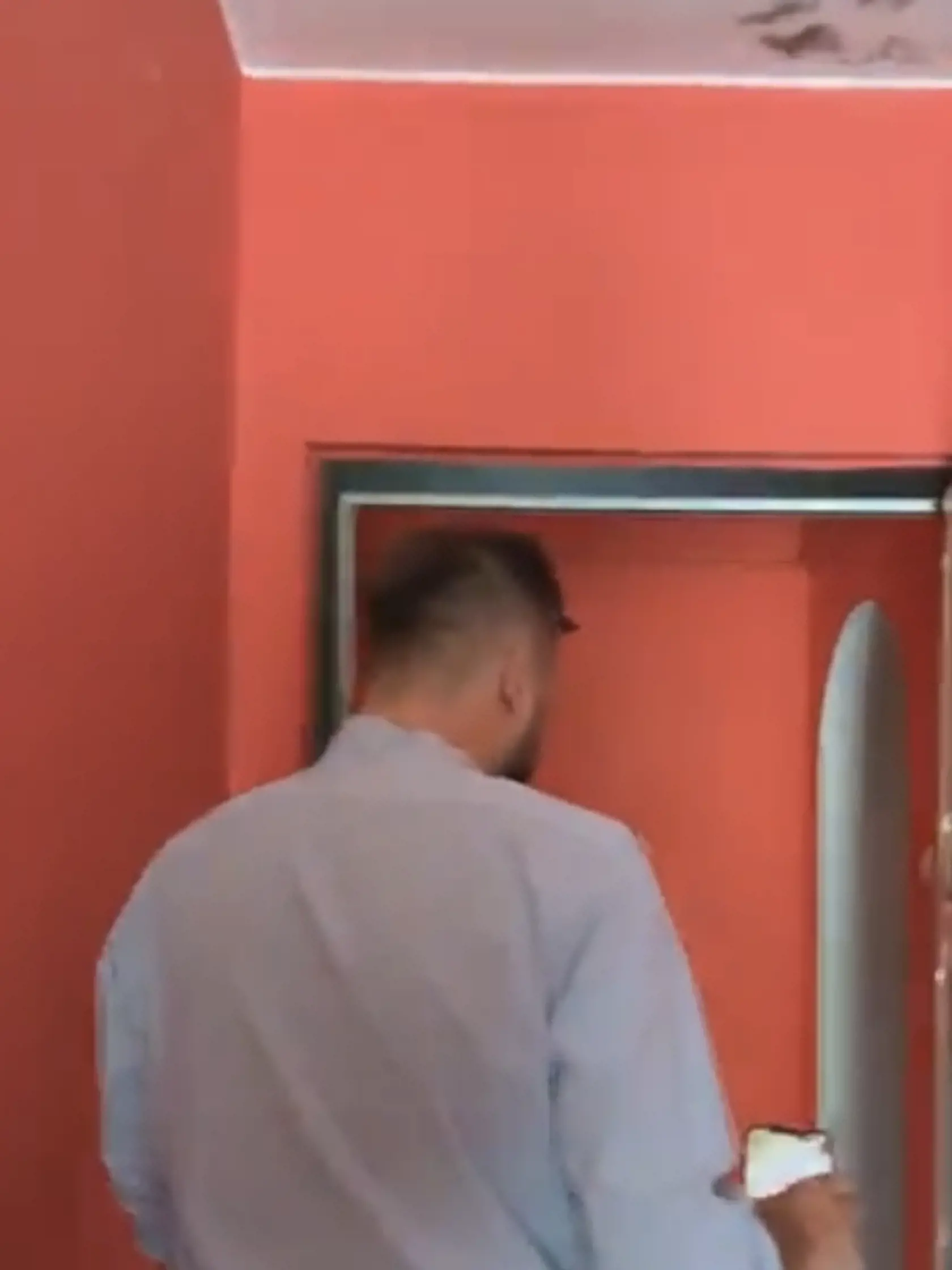 Matúš Vallo ukazuje bývalý erotický salón: Červené steny snáď do budúcna zmenia farbu.