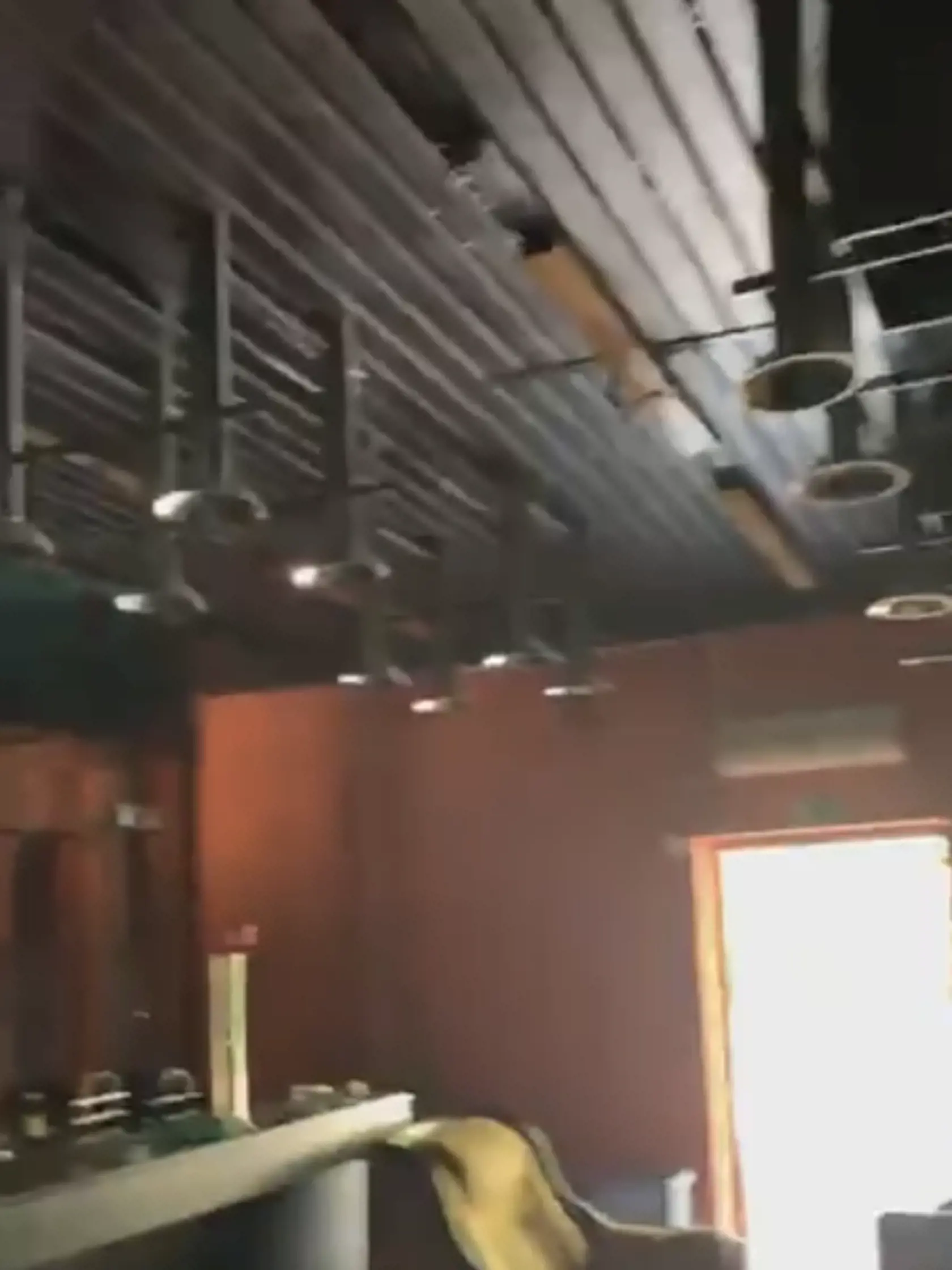 Matúš Vallo ukazuje bývalý erotický salón: Bar bol hlavnou miestnosťou.