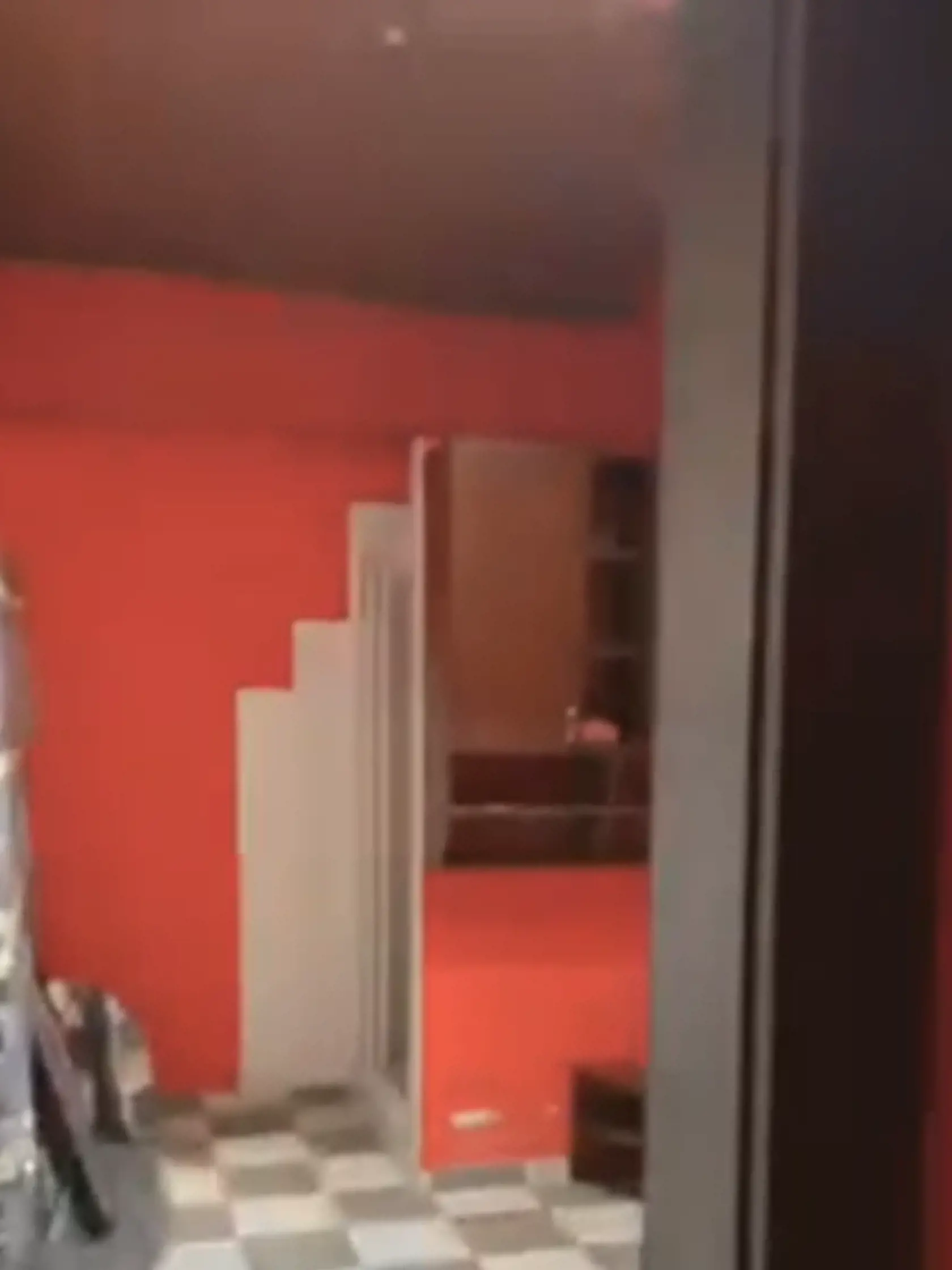 Matúš Vallo ukazuje bývalý erotický salón: Za odvoz ponúka Vallo aj zrkadlá.