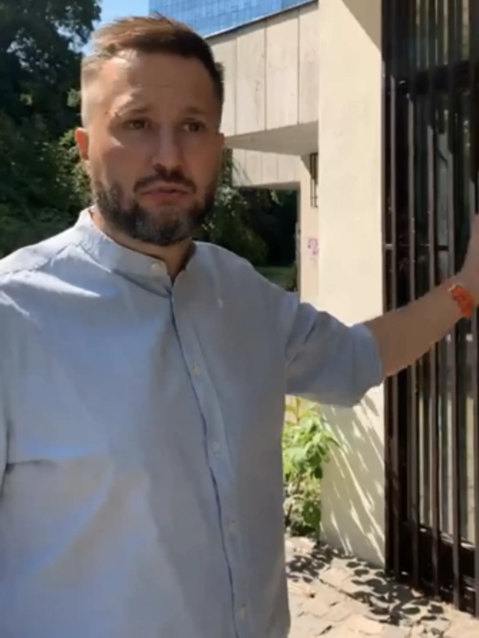 Matúš Vallo ukazuje bývalý erotický salón: V budove akoby zastal čas.