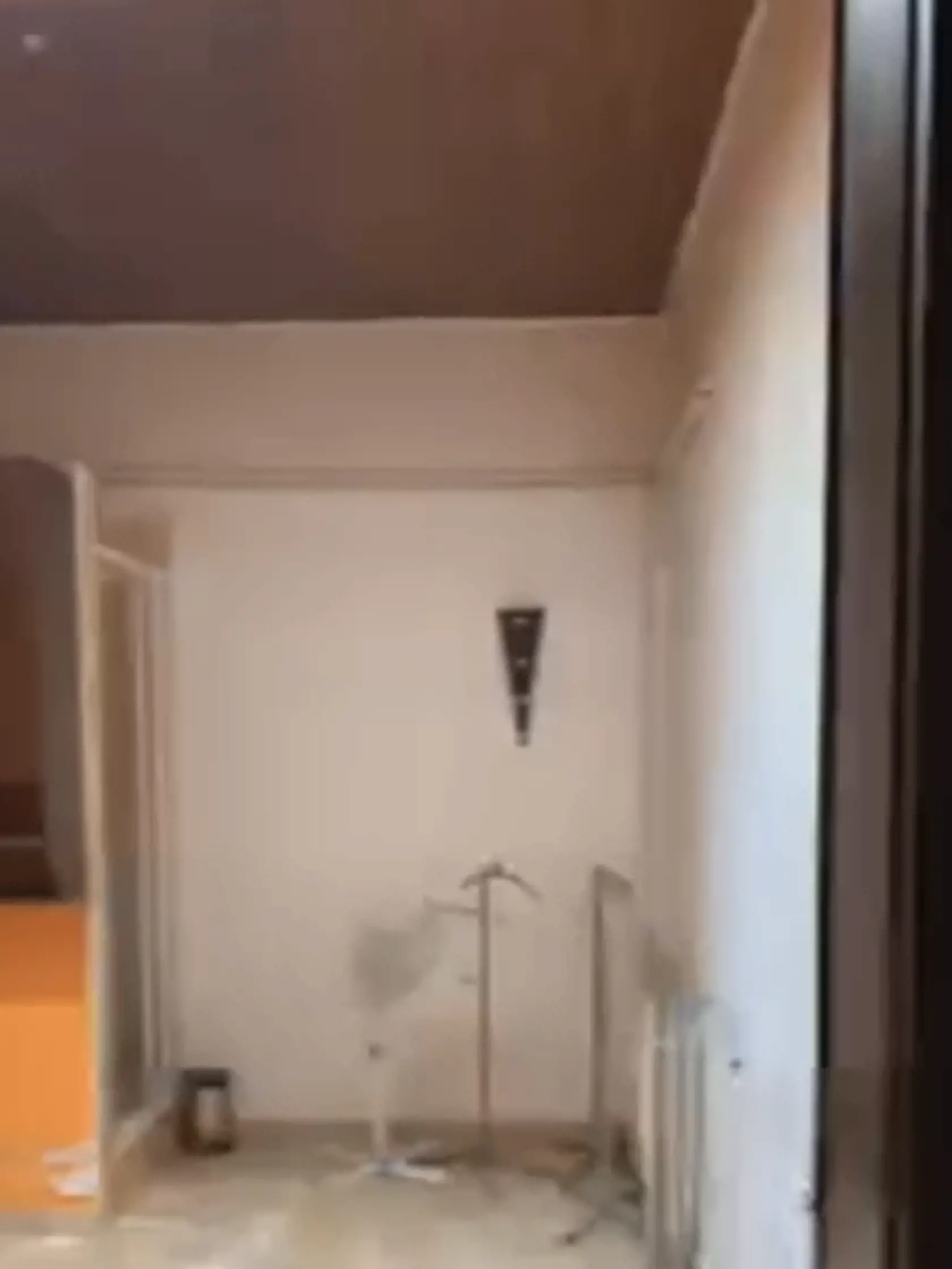Matúš Vallo ukazuje bývalý erotický salón: V takomto stave sa budova nachádza.