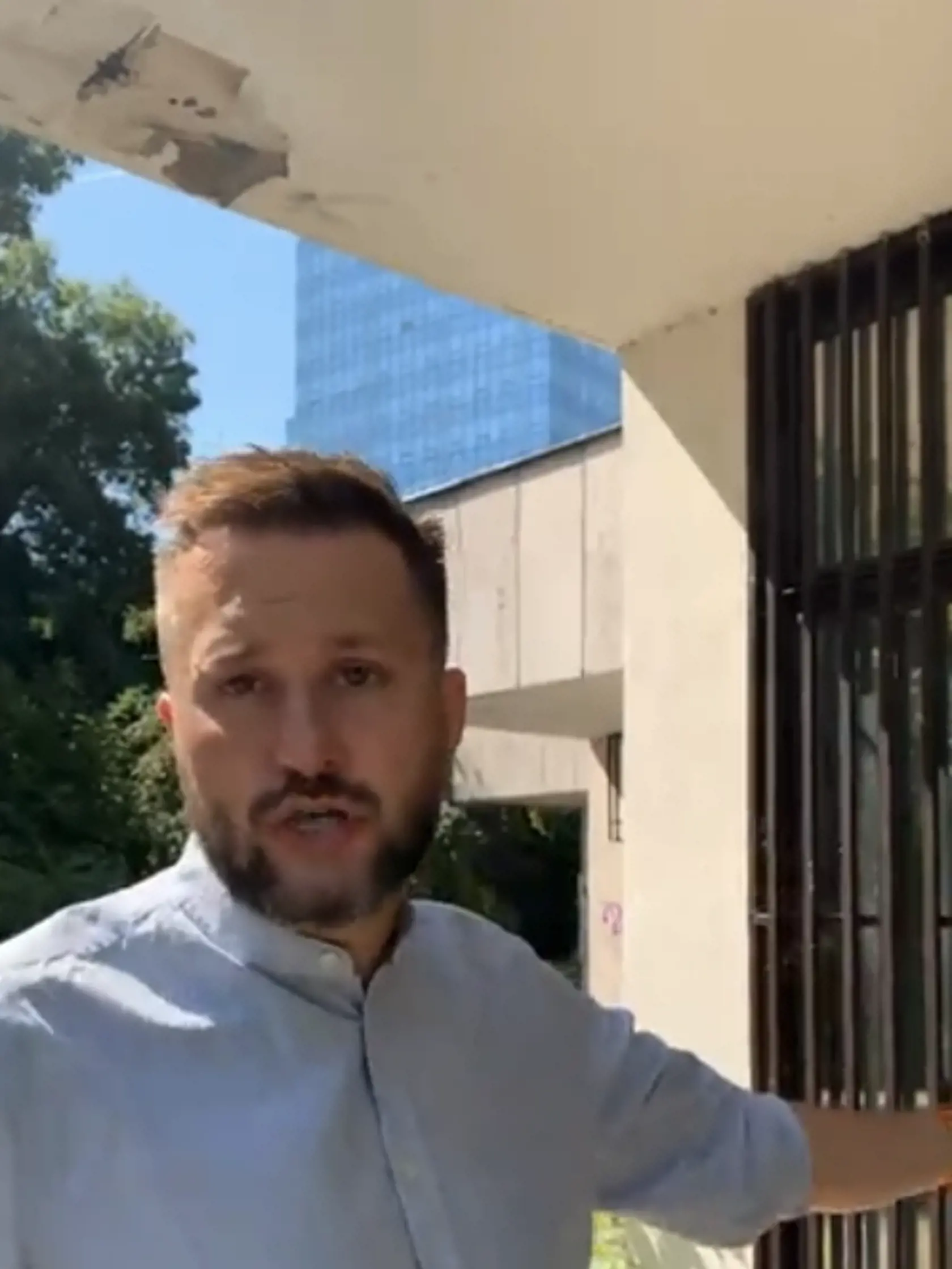 Matúš Vallo ukazuje bývalý erotický salón: Mesto ho odkúpilo za 1,4 milióna eur bez DPH.