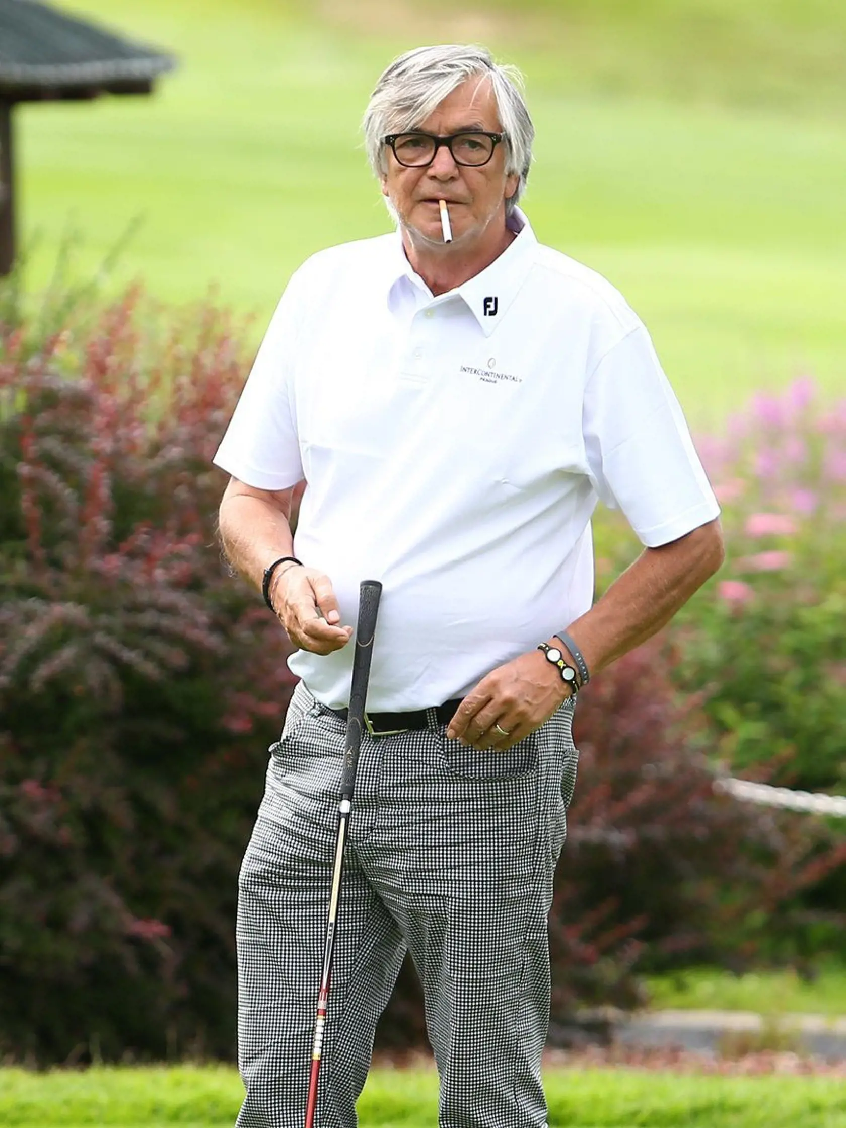 Bartoška si cigaretu neodpustí ani pri golfe.