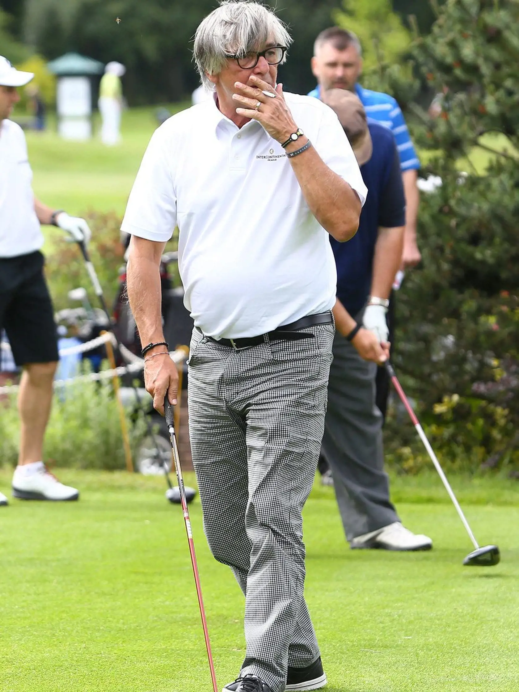 Bartoška si cigaretu neodpustí ani pri golfe.