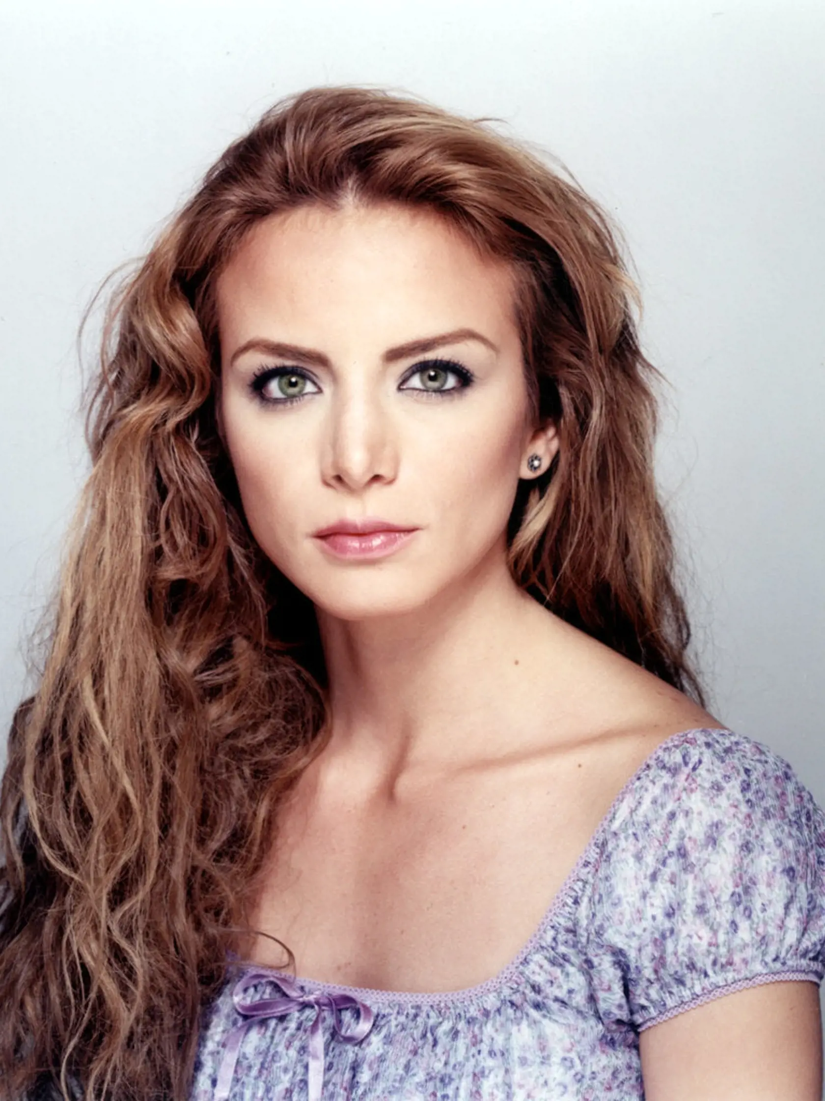 Telenovela Keď budeš moja rozpráva príbeh mladej ambicióznej zberačky kávy Theresy Suarézovej, ktorú prezývajú Paloma. Zahrala si ju Silvia Navarro (38).