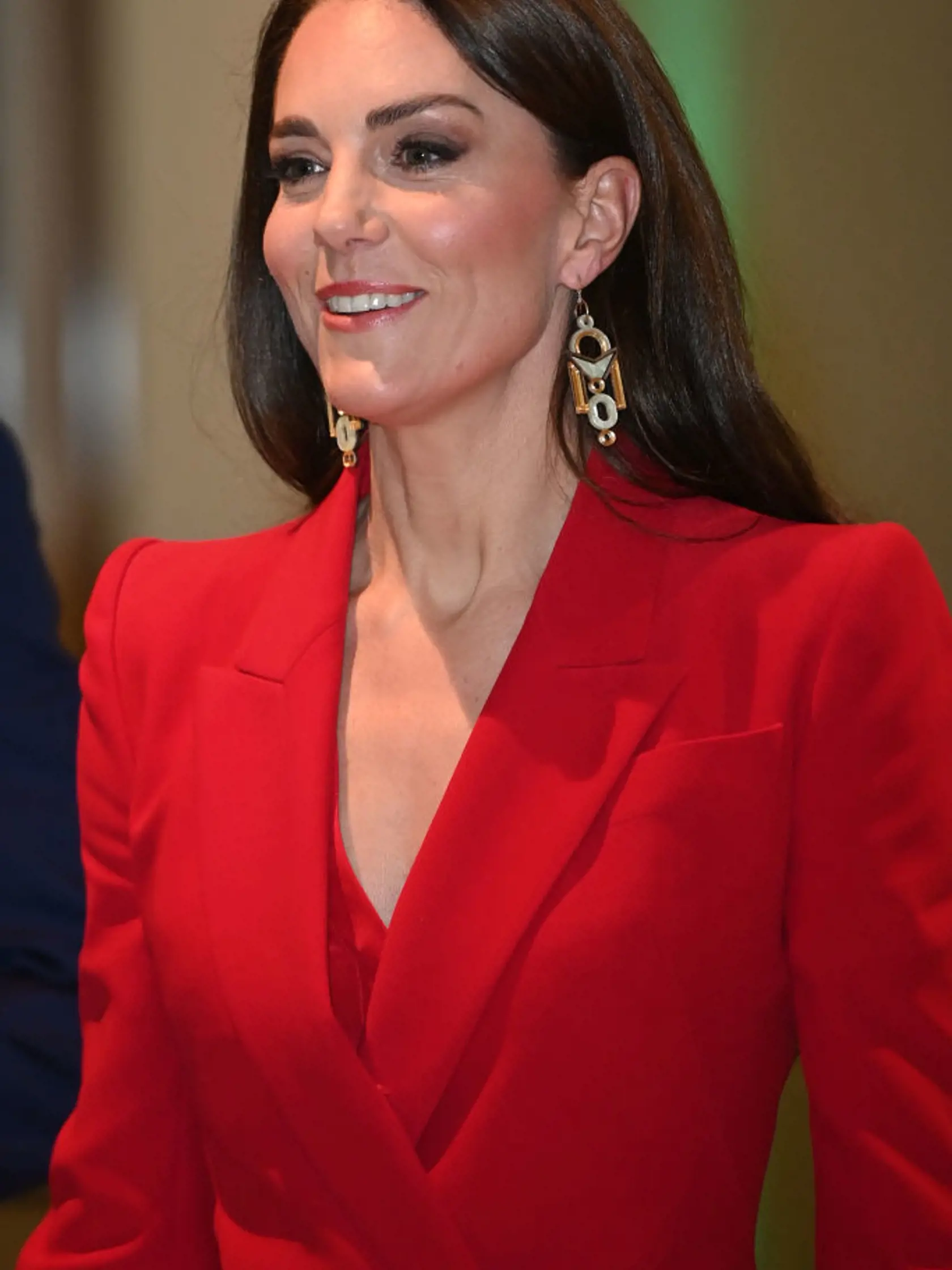 Princezná z Walesu (41) sa v pondelok na podujatí organizovanom Kráľovskou nadáciou pre predškolskú výchovu v Londýne ukázala v ohnivo červenom nohavicovom kostýme.