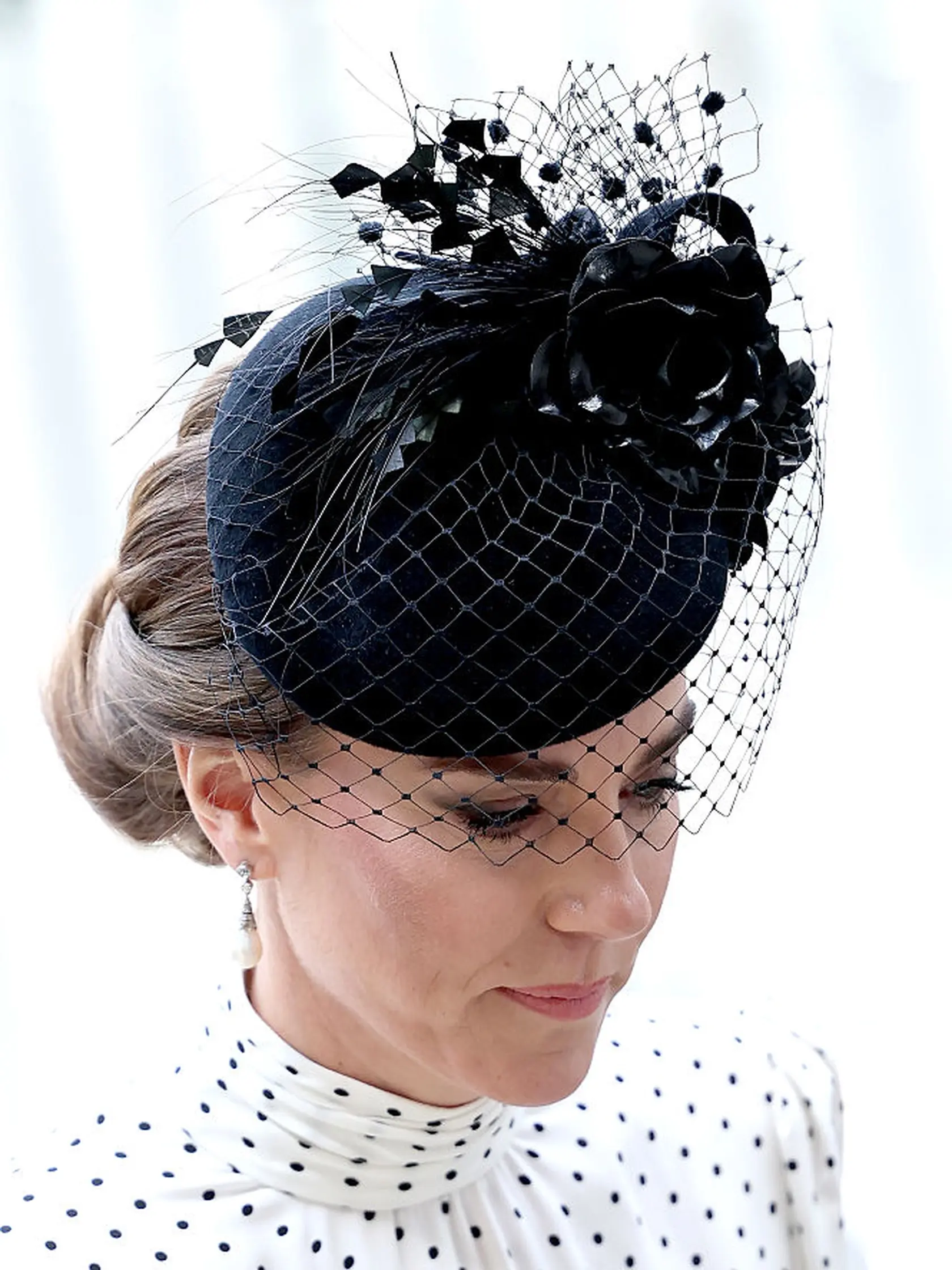Meghan Markle a Kate Middleton sa pred kráľovskou svadbou Meghan a princa Harryho v roku 2018 pohádali kvôli šatám pre družičky. Meghan popiera, že by sa správala nevhodne a tvrdí, že ona je tá, ktorej ublížili.