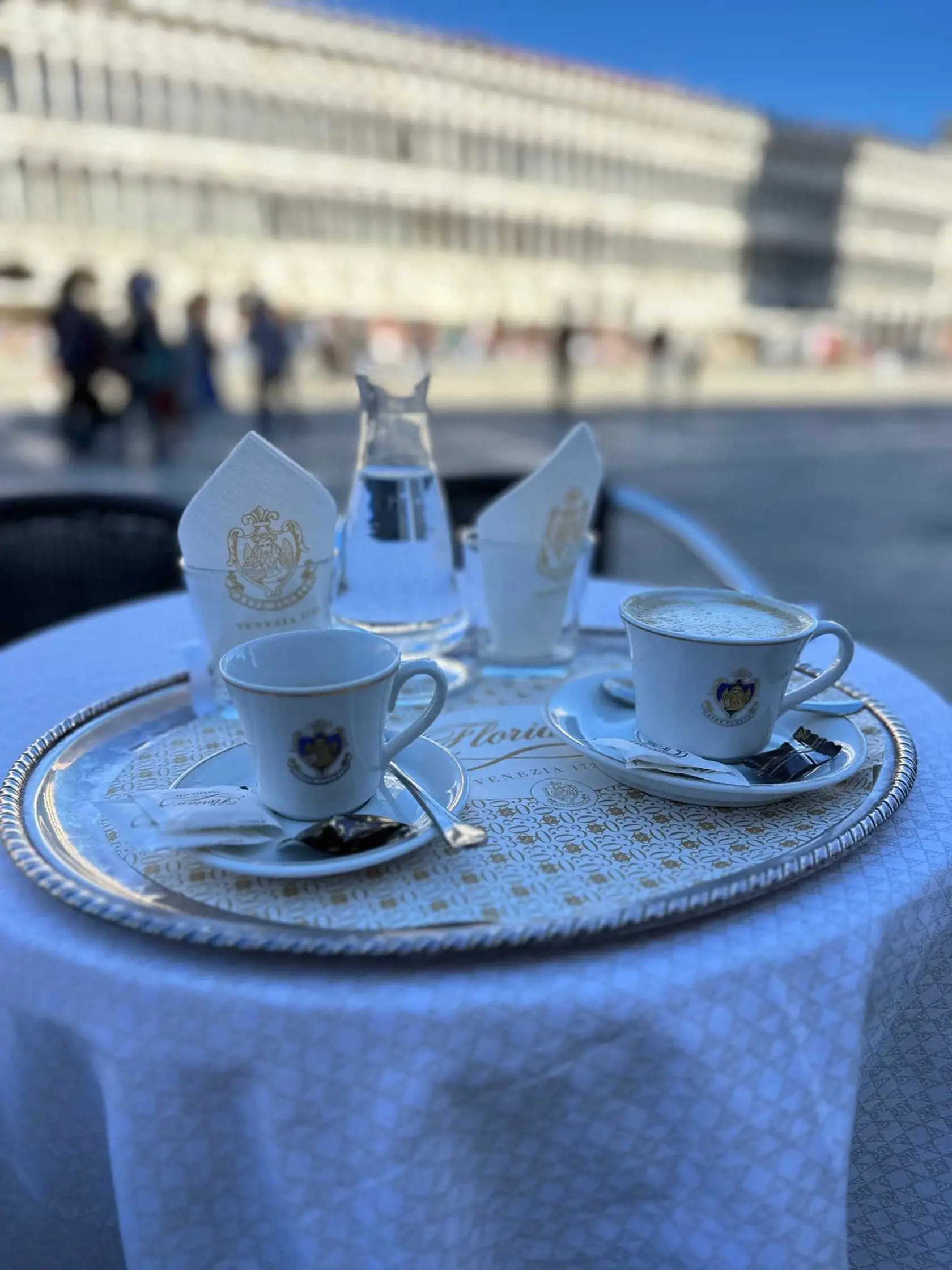 Dodnes si Caffè Florian zachováva svoju eleganciu a prestíž, a je obľúbeným miestom pre návštevníkov, ktorí si užívajú nielen kávu, ale aj nádherný výhľad na námestie a históriu Benátok. 