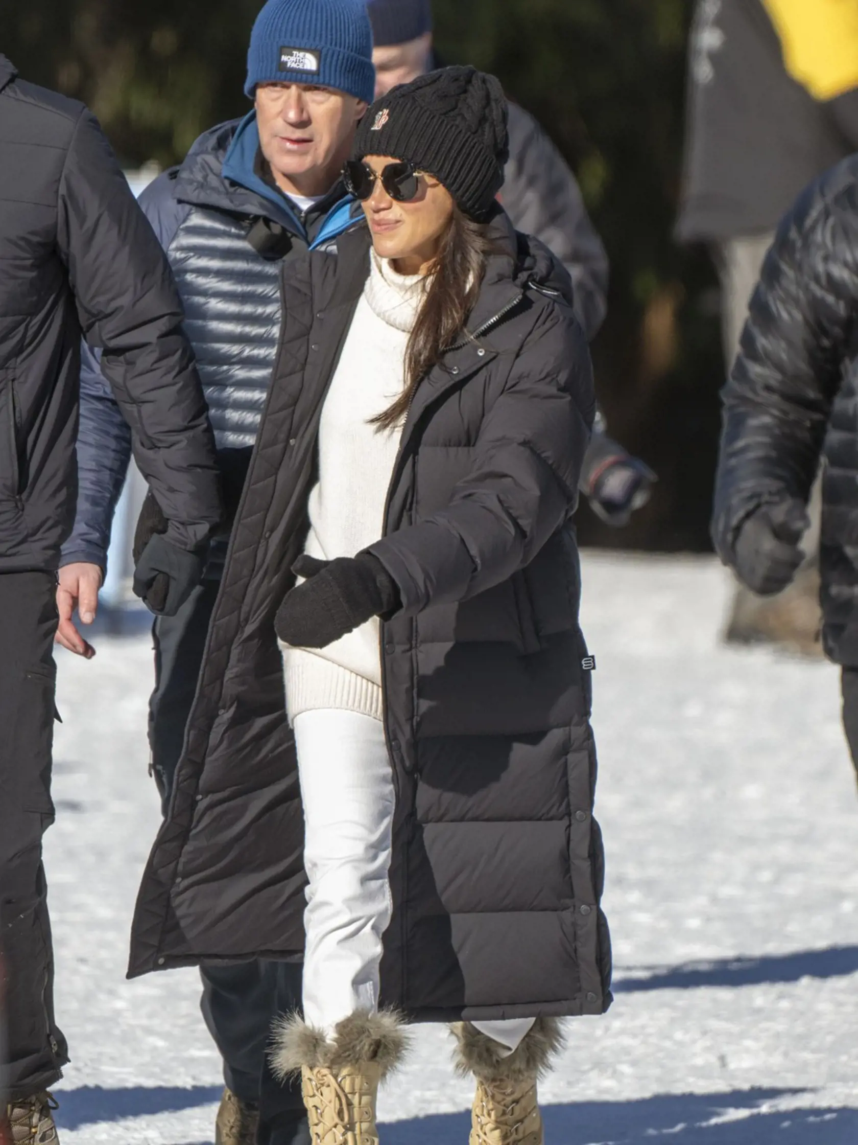 Meghan vytiahla aj čiernu dlhú bundu s bielou kombináciou. 
