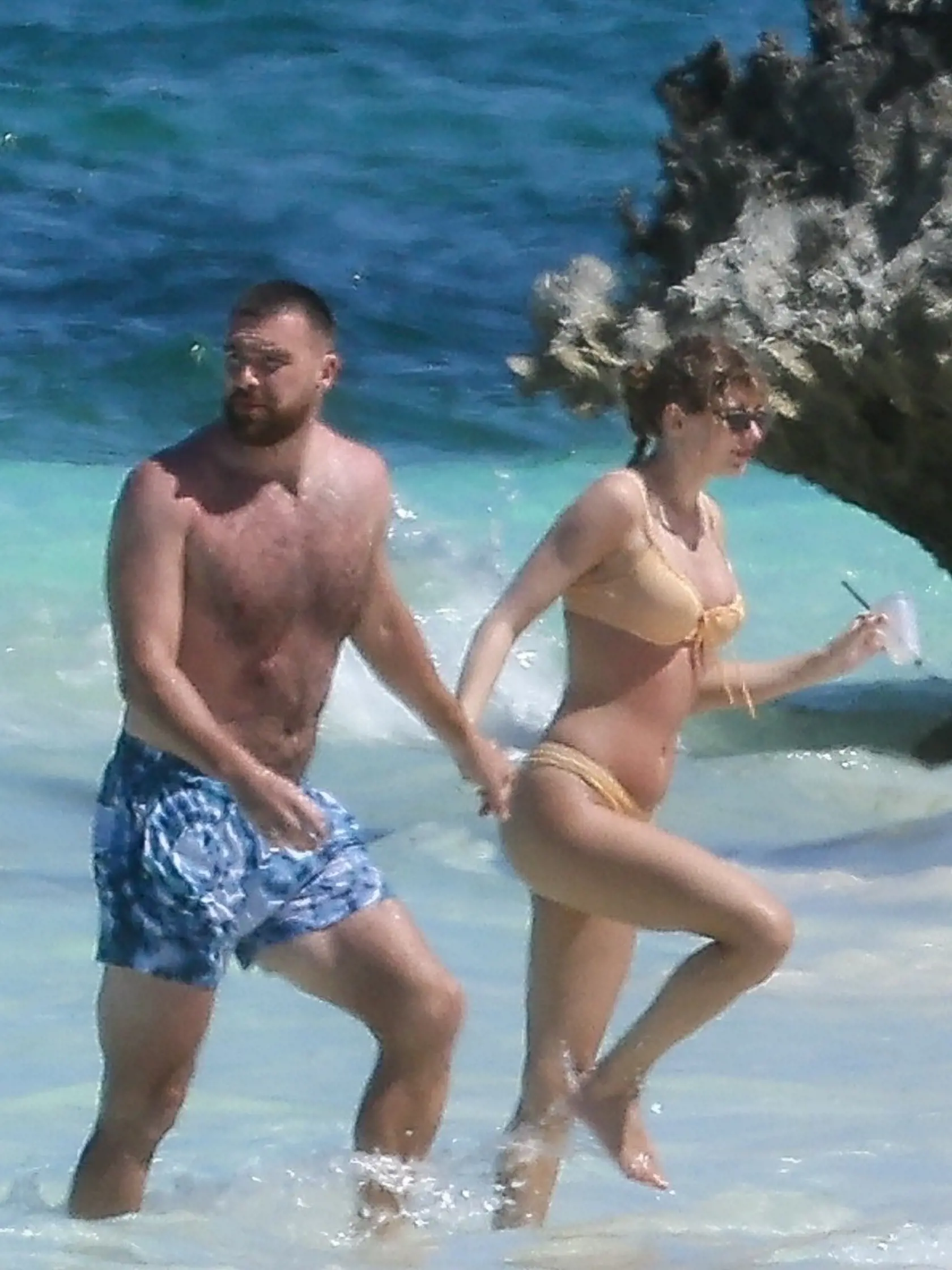 Pozornosť fotografov a fanúšikov si, pochopiteľne, „ukradla“ slávna speváčka, ktorá predviedla svoje sexi krivky.