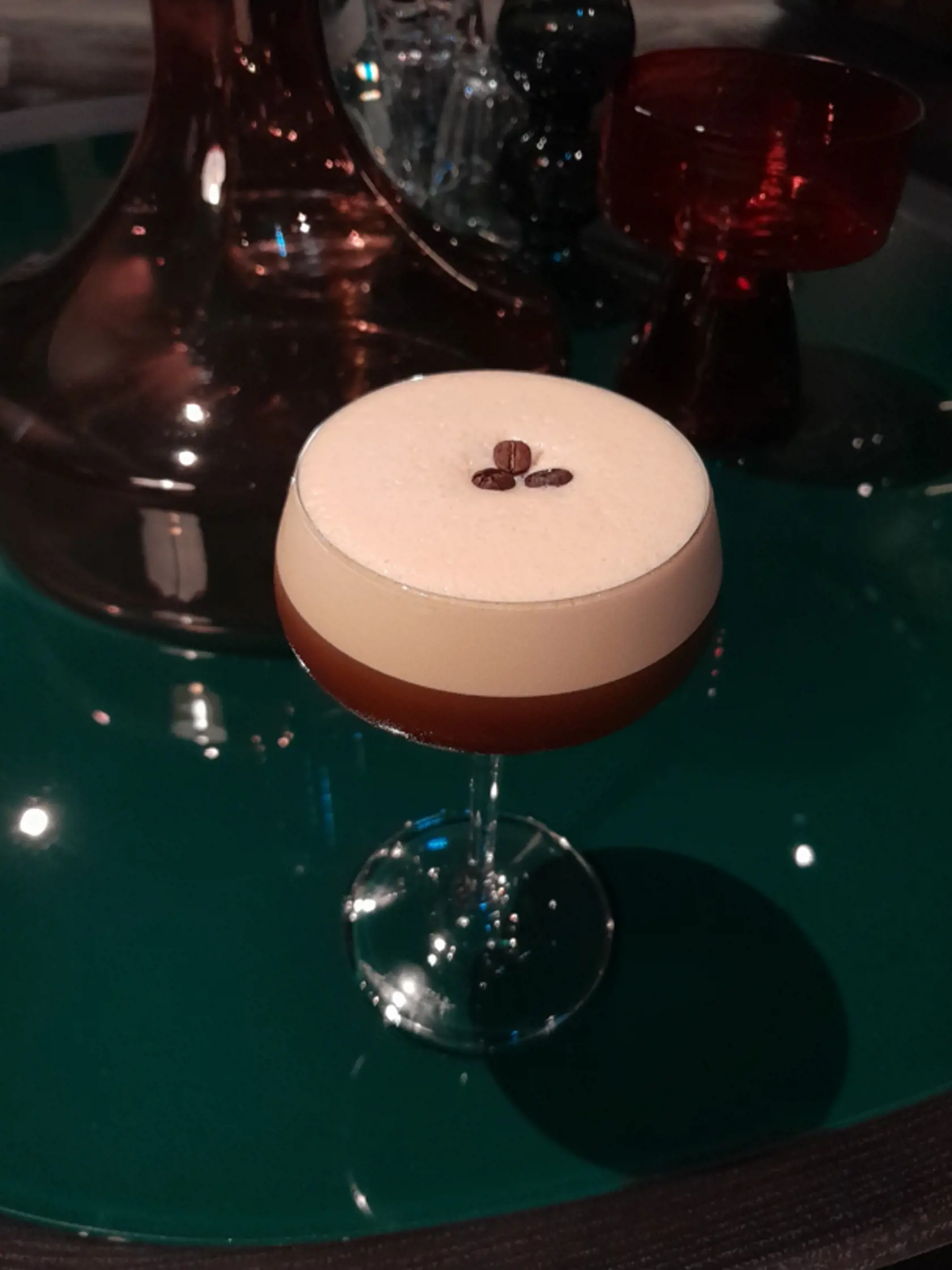 Espresso Martini v bare Beletage. Recept: vodka, káva, kávový likér, cukor a kardamon.