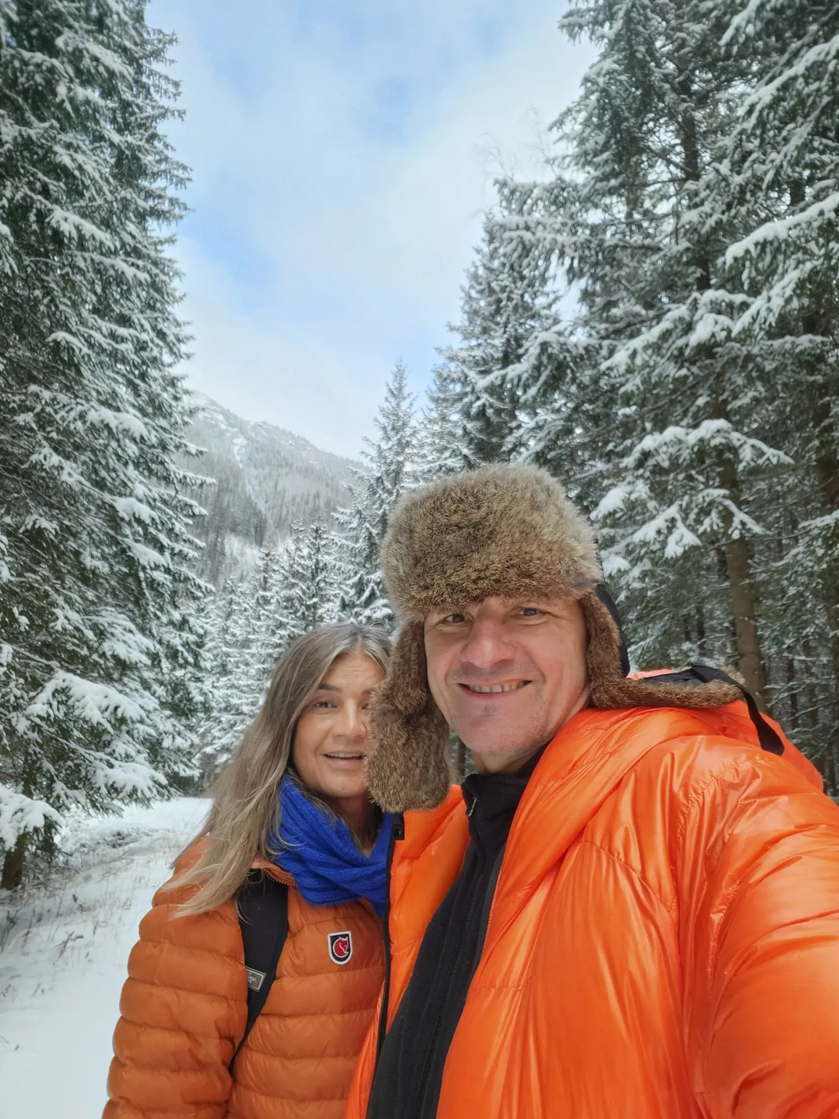 "Tak ako sa vínne mušky ťahajú za vínom, tak sa ja ťahám za snehom. Keď to príde, tak treba ísť. To vŕzganie snehu pod nohami, neviete napodobniť," pochválil sa zasneženými zábermi Alojz Hlina (SaS), ktorému spoločnosť robila jeho manželka. 