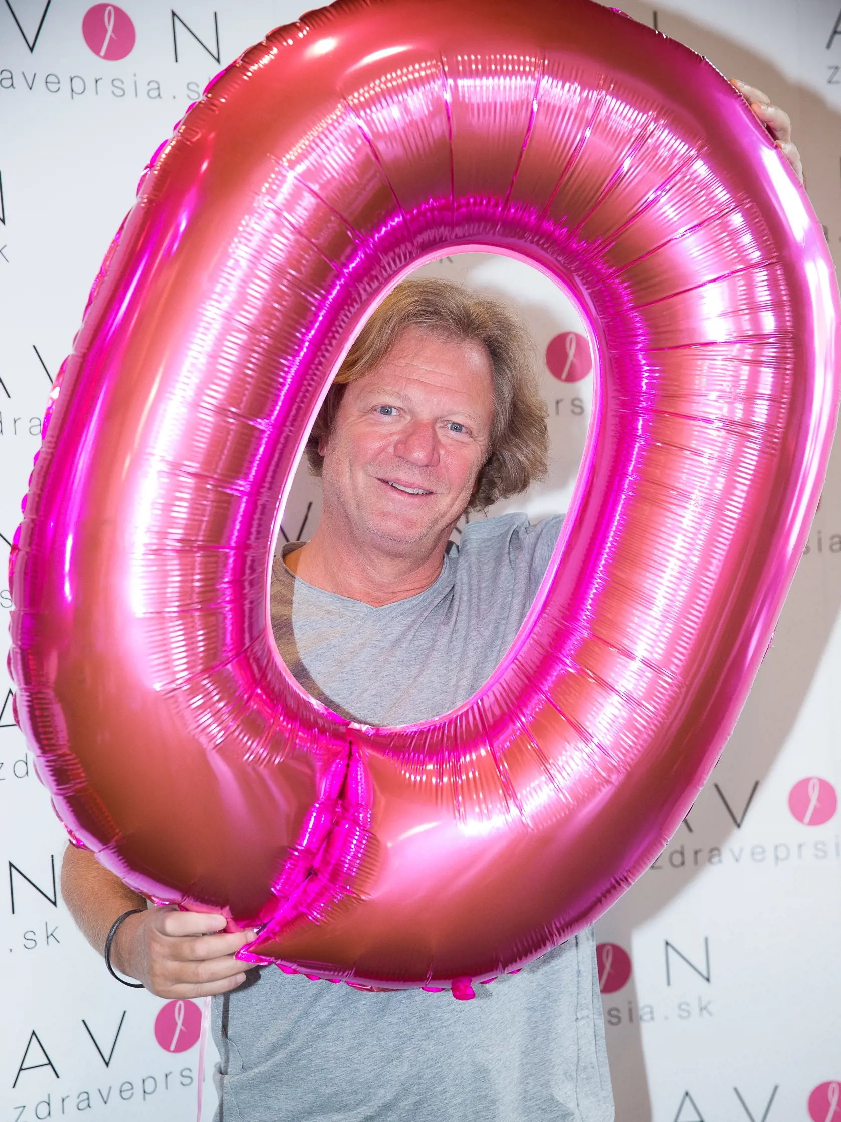 Tlačovka spoločnosti AVON k pripravovanému AVON pochodu na podporu liečby rakoviny prsníka usporiadaná v Bratislave. Na snímke Maroš Kramár.