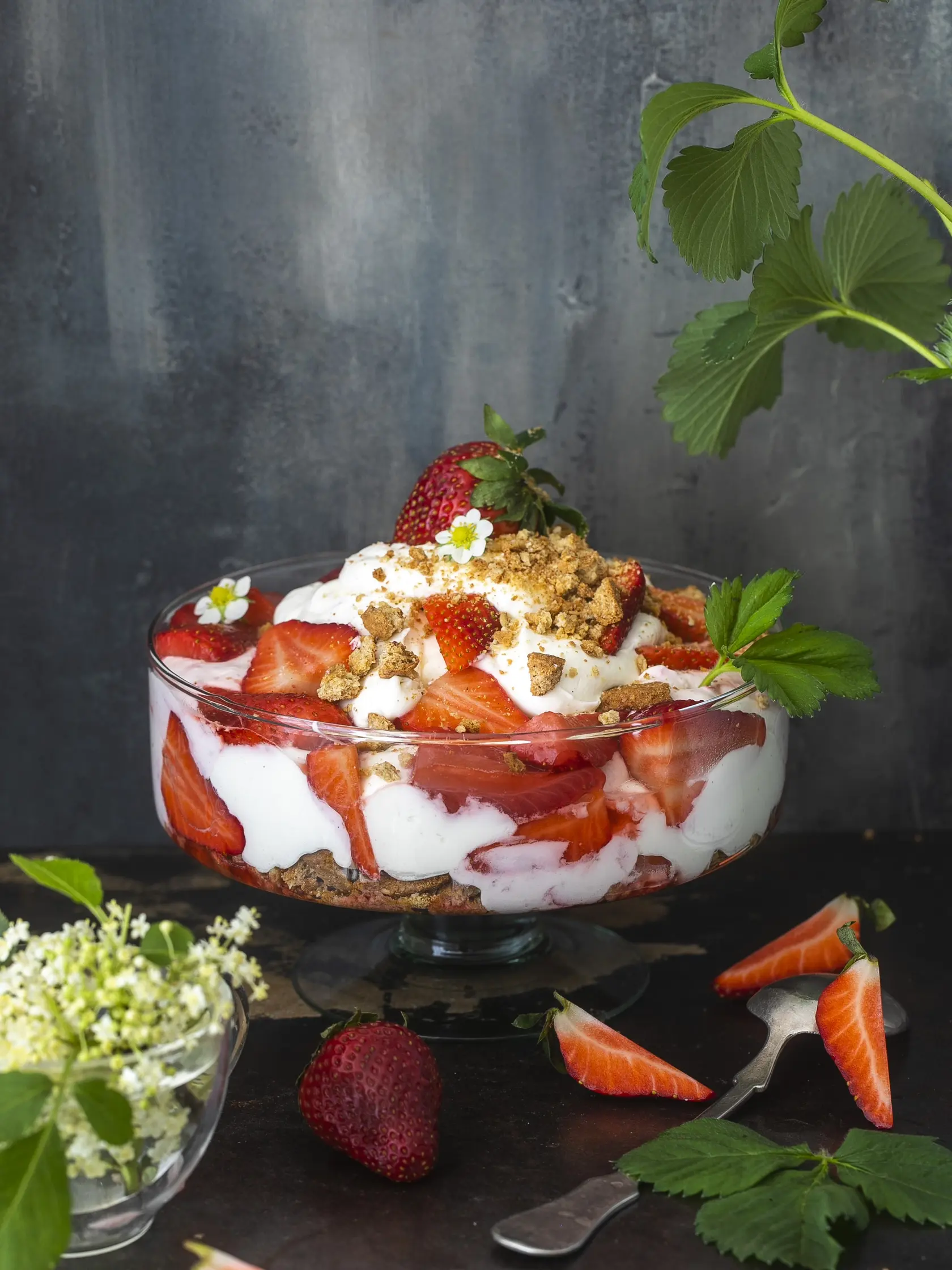 jahodový triffle

recept:
8 PORCIÍ, PRÍPRAVA 25 MINÚT + CHLADENIE
Na coulis:
• 300 g čerstvých jahôd • 100 g práškového cukru • 2 lyžice citrónovej šťavy
Na krém:
• 8 shortbread sušienok • 150 g čerstvých jahôd • 50 g práškového cukru
• 180 g tučného jemného tvarohu • 1 lyžička vanilkovej pasty
• 300 ml šľahačkovej smotany
1. Do hrnca nasypte umyté jahody nakrá- jané na polovicu. Pridajte cukor, citrónovú šťavu a na strednej teplote varte asi 10 minút. Šťav