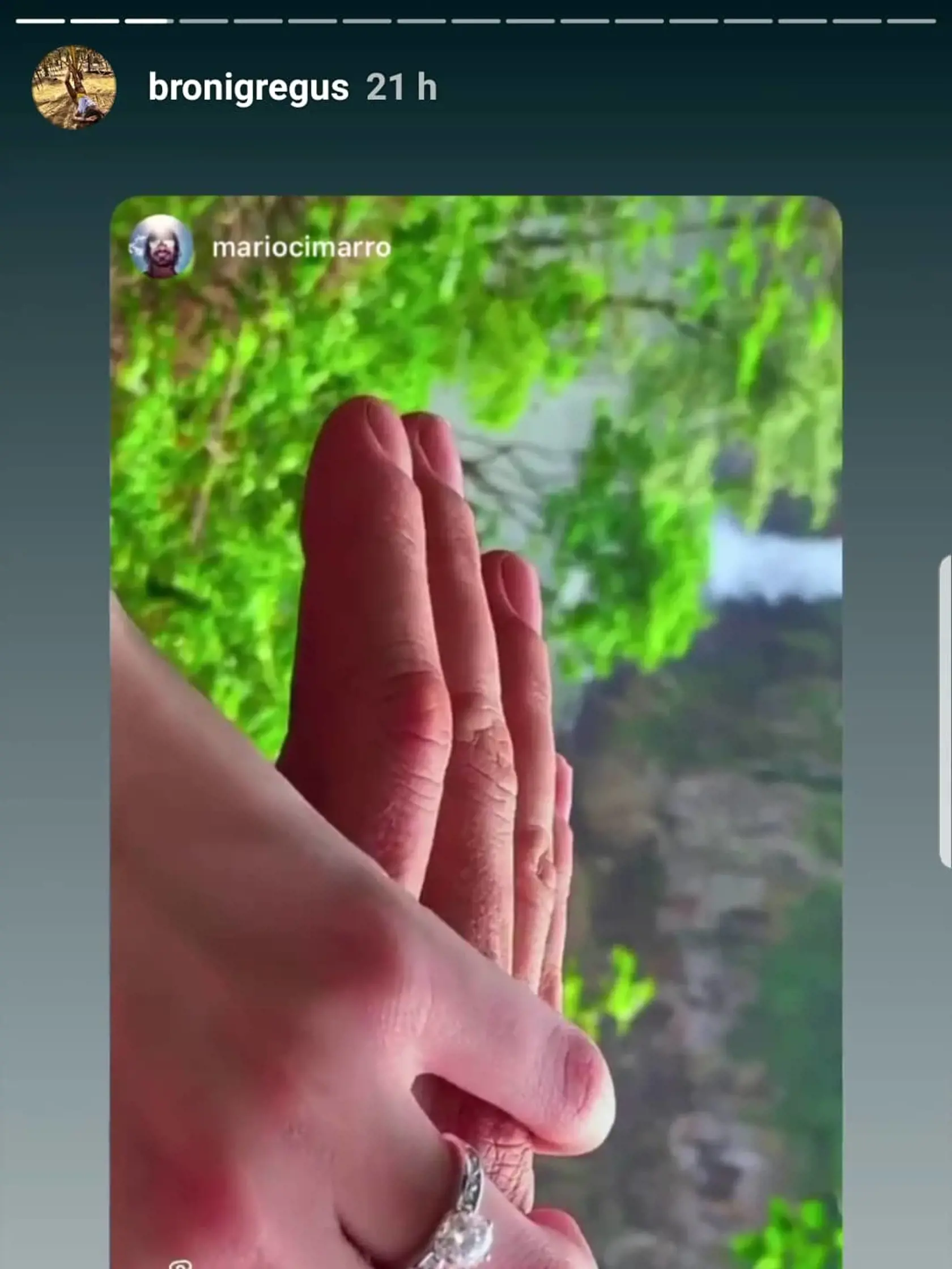 Takto požiadal Cimarro o ruku Broňu. A dal je krásny prsteň.