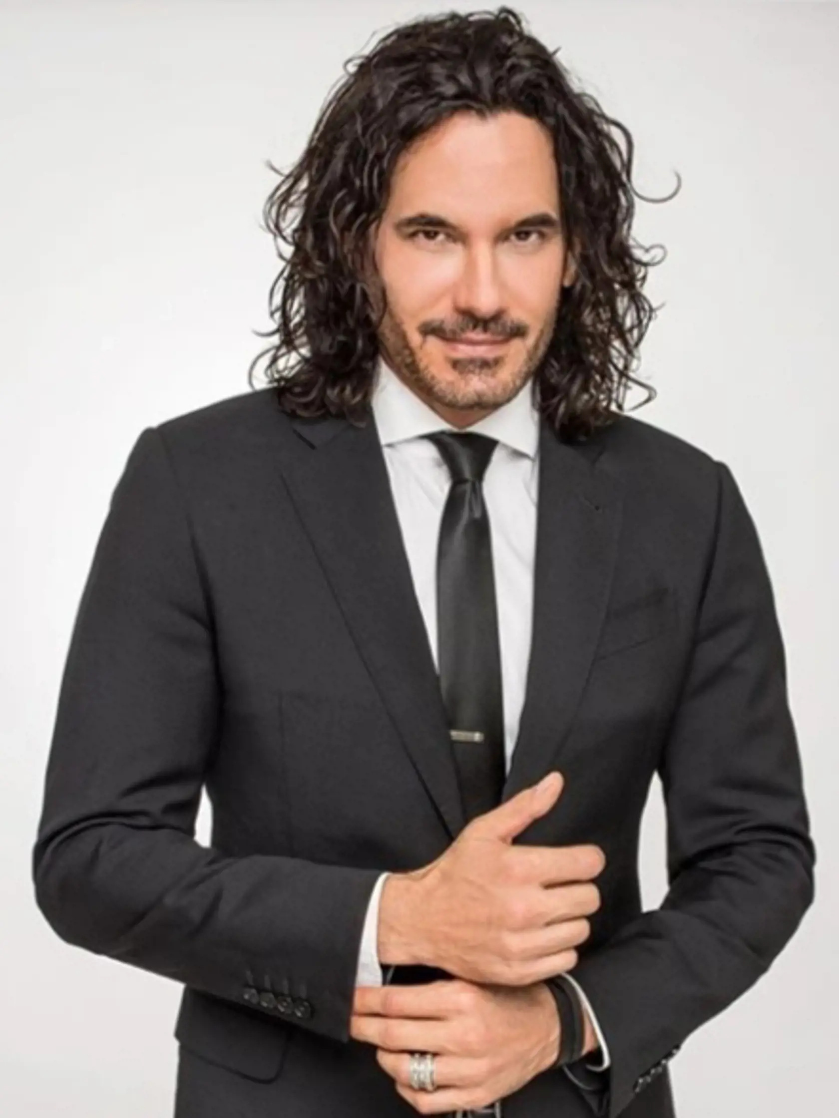 Sexi idol Mario Cimarro, ktorý sa teší obdivu žien po celom svete, konečne našiel lásku svojho života.  Zo Slovenska!