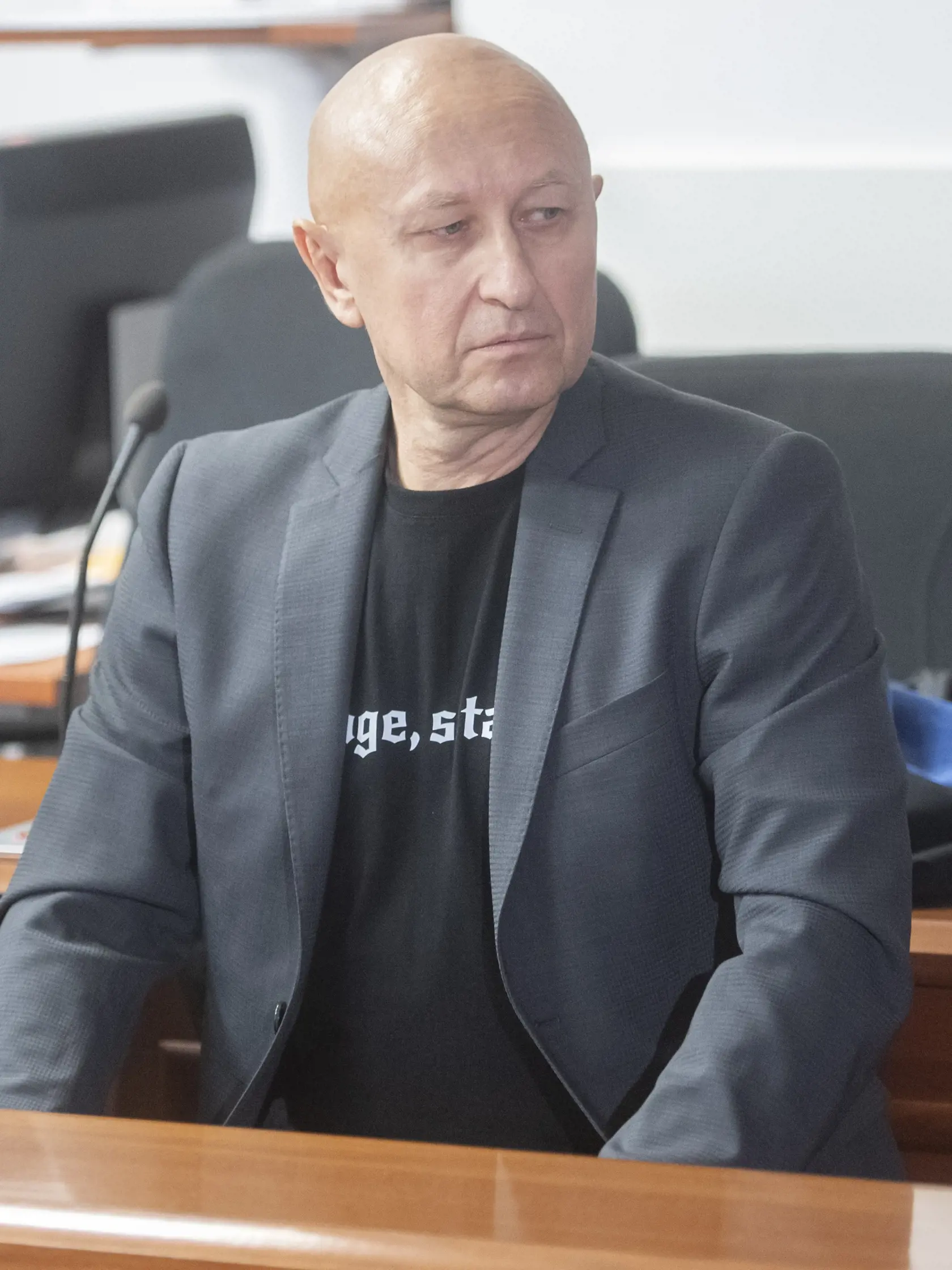 Na snímke obžalovaný Zoroslav K. na súdnom pojednávaní na Špecializovanom trestnom súde (ŠTS) v Pezinku 13. februára 2024. Na ŠTS v Pezinku sa začalo hlavné pojednávanie s konkurzným právnikom Zoroslavom K. Obžalobe podanej z trestných činov zasahovania do nezávislosti súdov a podplácania čelí aj bývalý sudca Richard M. a advokát Tomáš K. FOTO TASR - Martin Baumann
