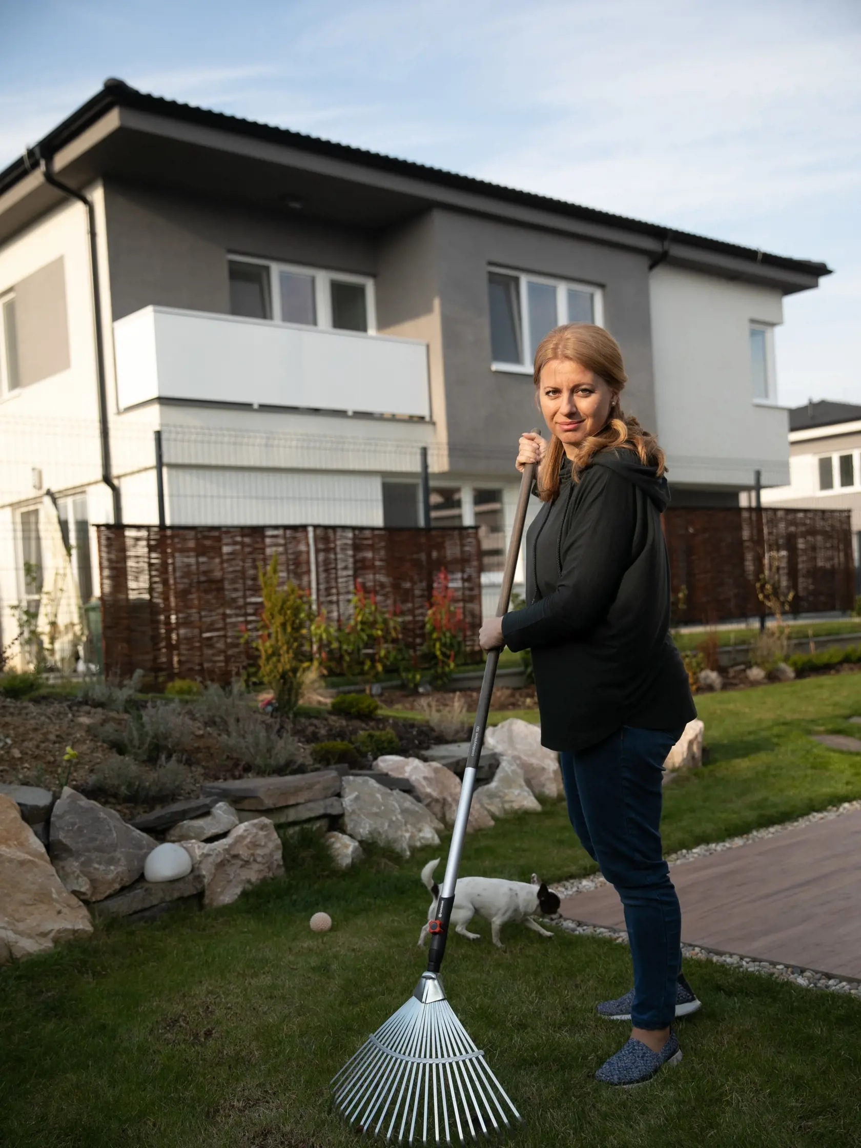 Budúca prezidentka Zuzana Čaputová rada pracuje v záhrade.