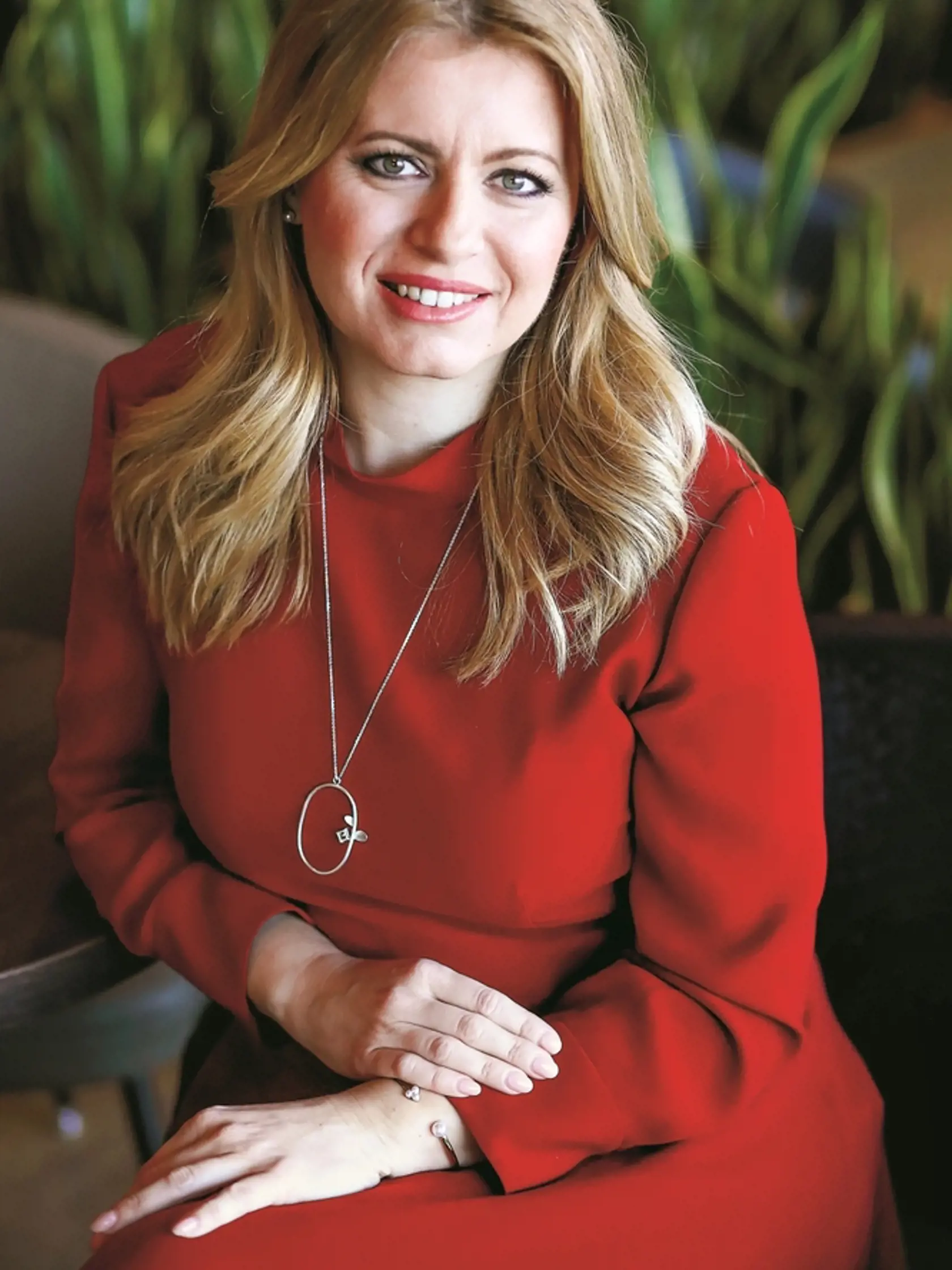 Zuzana Čaputová vyzerá v červených šatách skvelo.