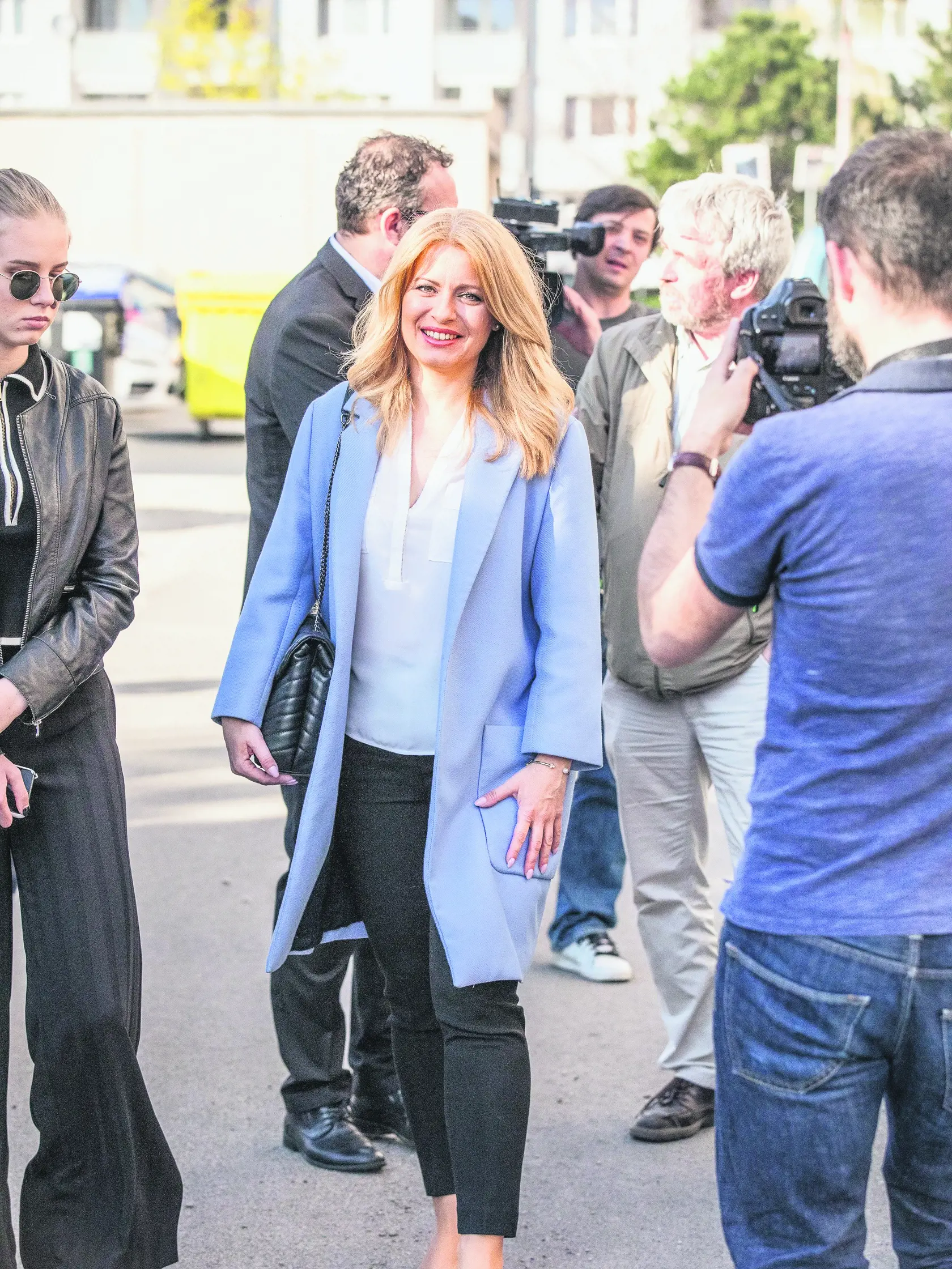 Bledomodrá kombinácia s bielou jej nesmierne pristane. Rozžiari ju a pôsobí veľmi esteticky.