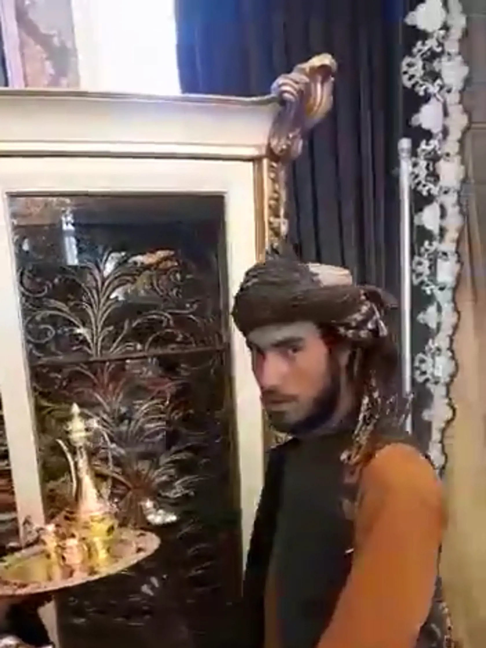 Víťazstvo nad afganskou vládou vyhlásili v nedeľu z prezidentského paláca v Kábule desiatky bojovníkov islamistického hnutia Taliban.