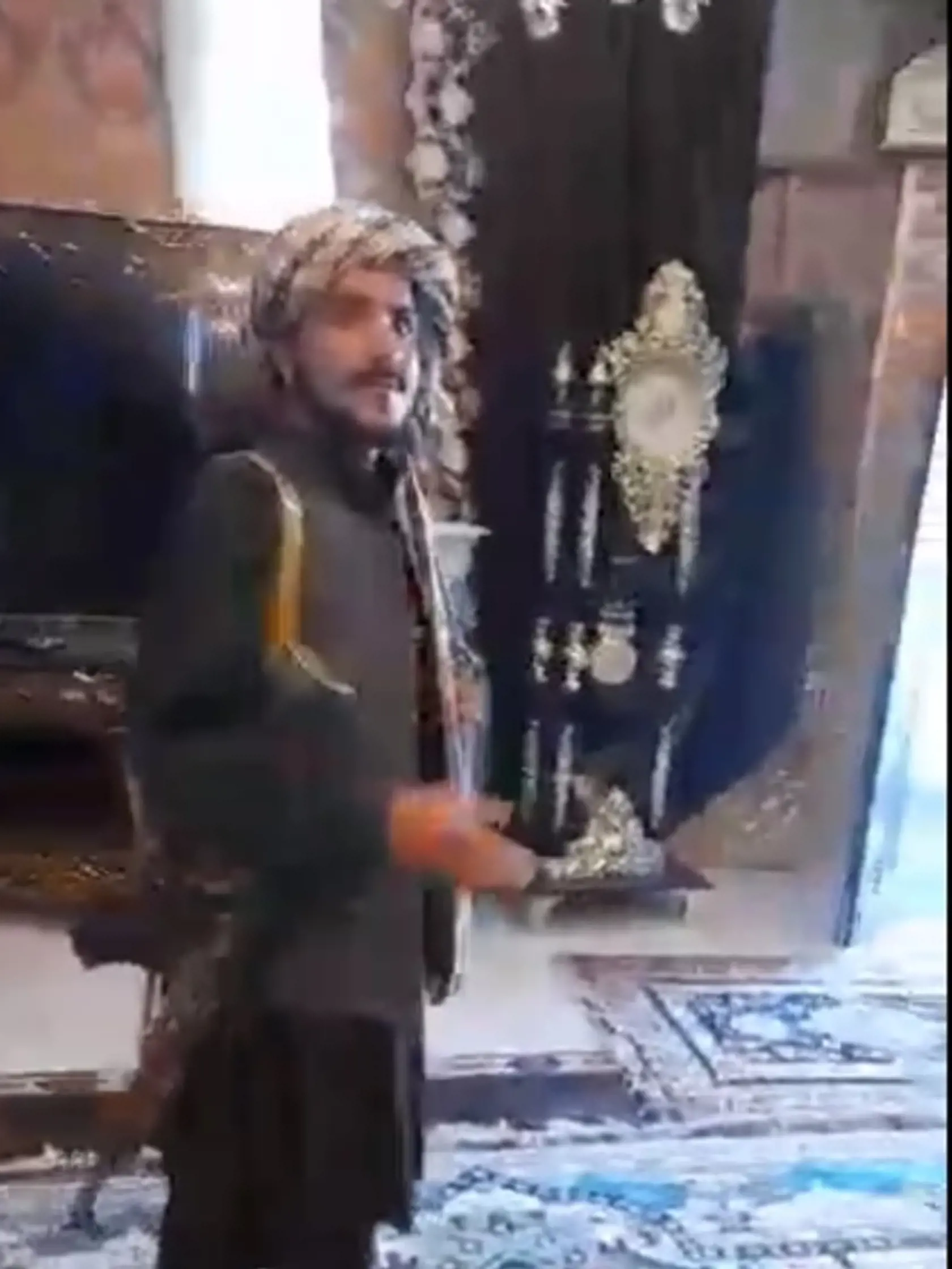 Víťazstvo nad afganskou vládou vyhlásili v nedeľu z prezidentského paláca v Kábule desiatky bojovníkov islamistického hnutia Taliban.