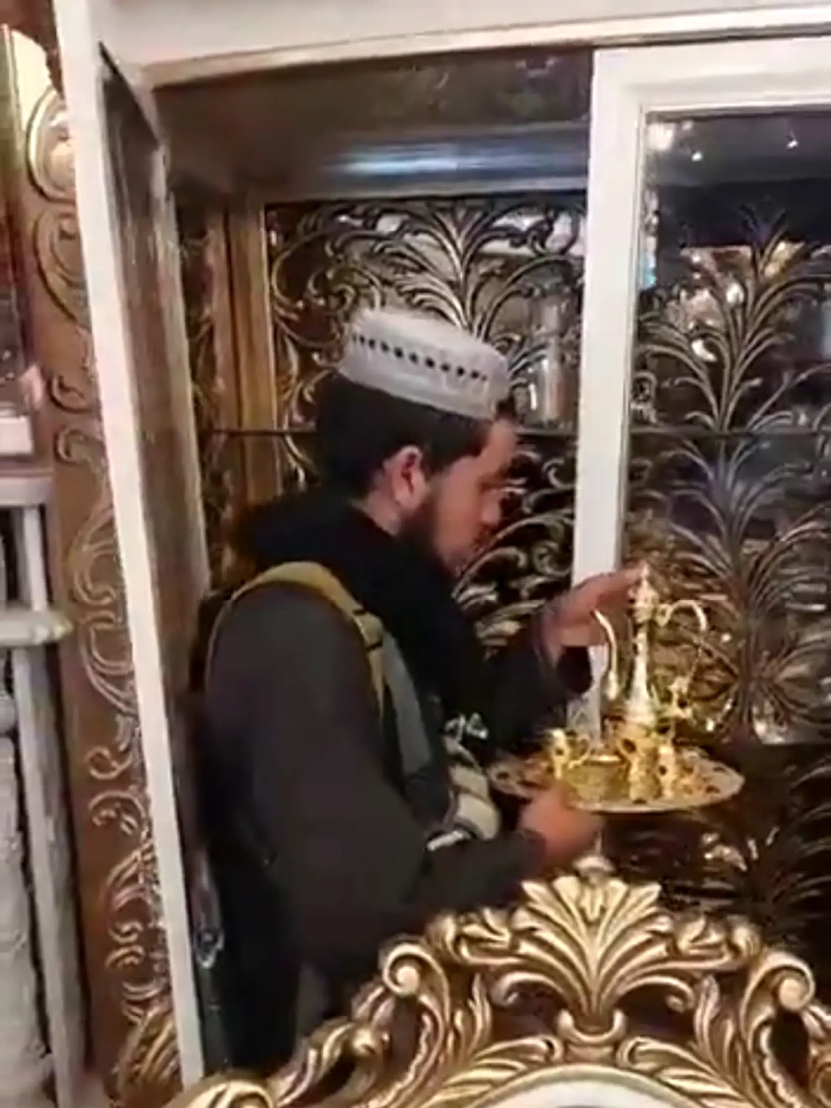 Víťazstvo nad afganskou vládou vyhlásili v nedeľu z prezidentského paláca v Kábule desiatky bojovníkov islamistického hnutia Taliban.