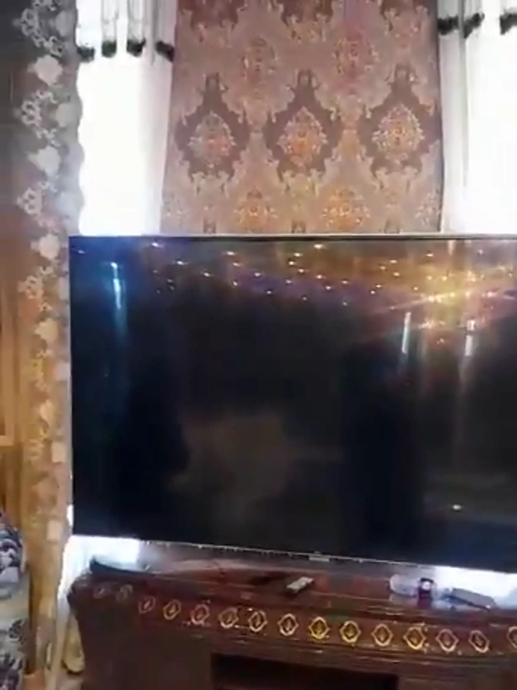 Víťazstvo nad afganskou vládou vyhlásili v nedeľu z prezidentského paláca v Kábule desiatky bojovníkov islamistického hnutia Taliban.