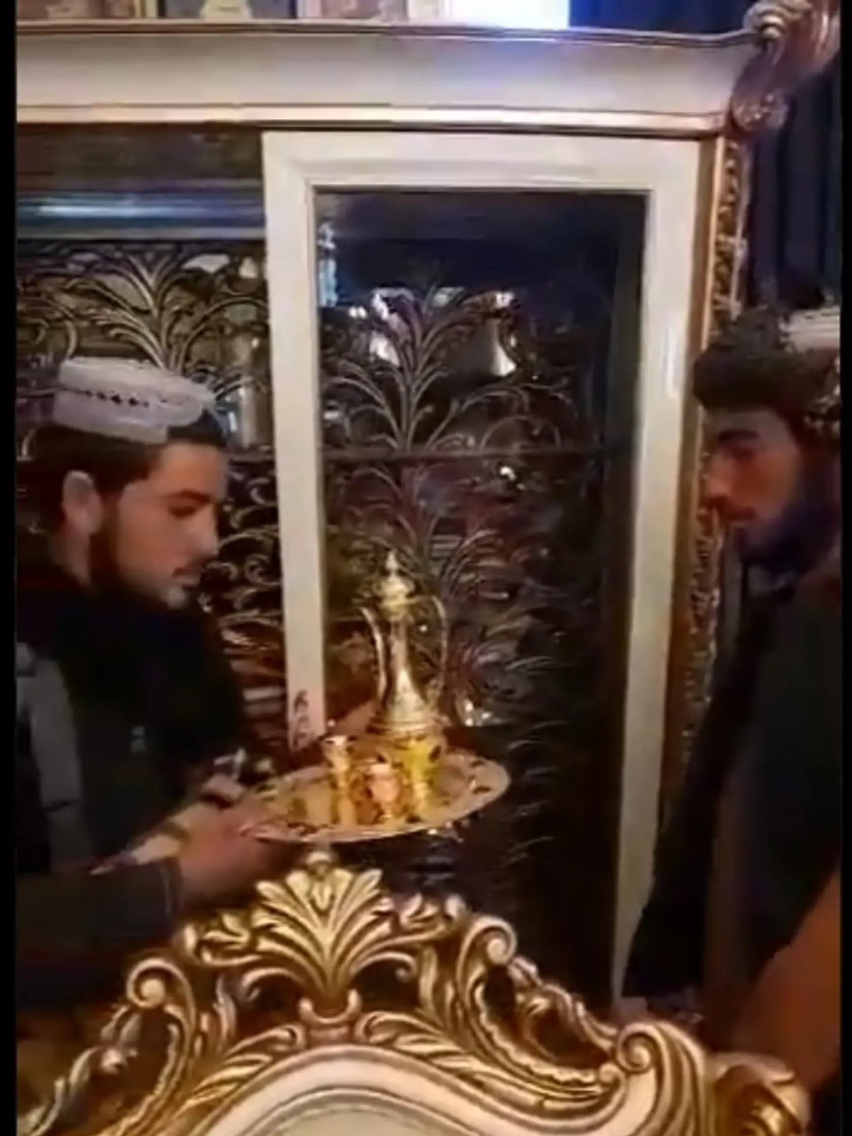 Víťazstvo nad afganskou vládou vyhlásili v nedeľu z prezidentského paláca v Kábule desiatky bojovníkov islamistického hnutia Taliban.