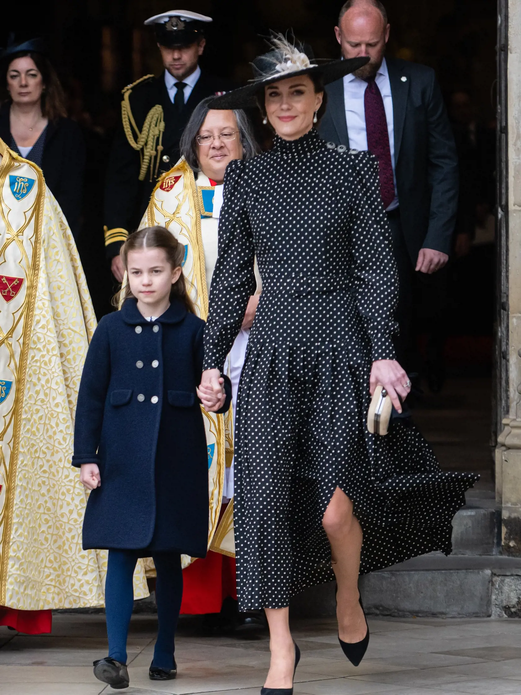 Princezná Charlotte s vojvodkyňou Kate opúšťa Westminsterský palác.